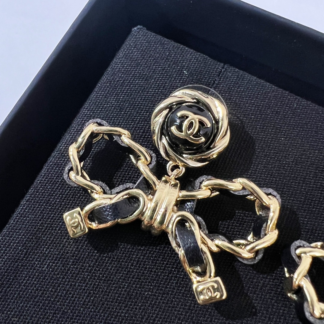 新款☑️CHANEL香奈儿双c 黑皮绳蝴蝶结耳钉耳环