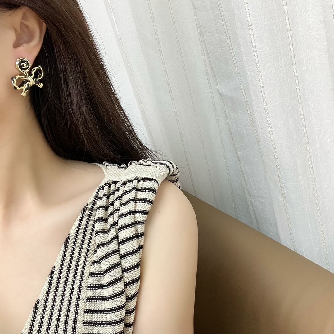 新款☑️CHANEL香奈儿双c 黑皮绳蝴蝶结耳钉耳环
