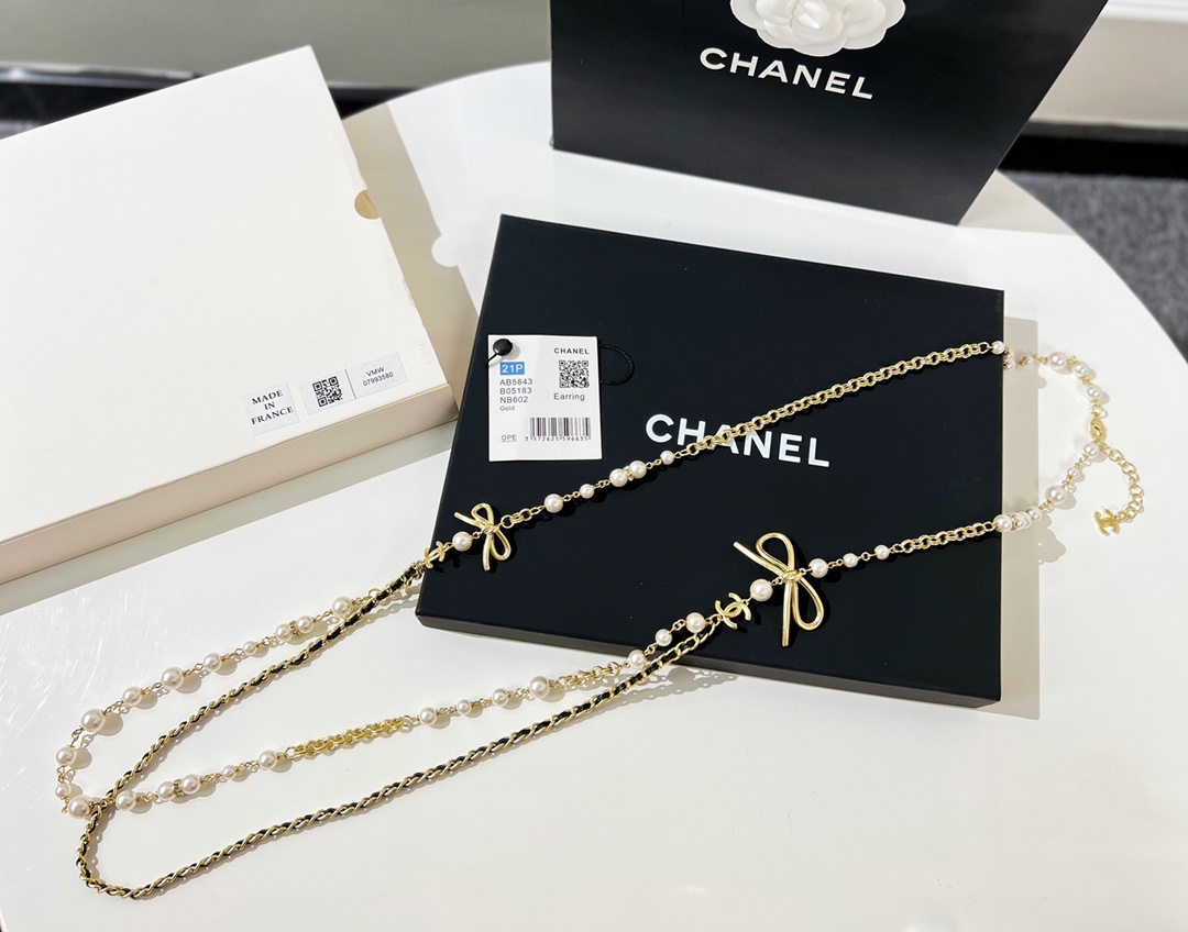 新款☑️CHANEL香奈儿双c 黑皮绳蝴蝶结毛衣链项链