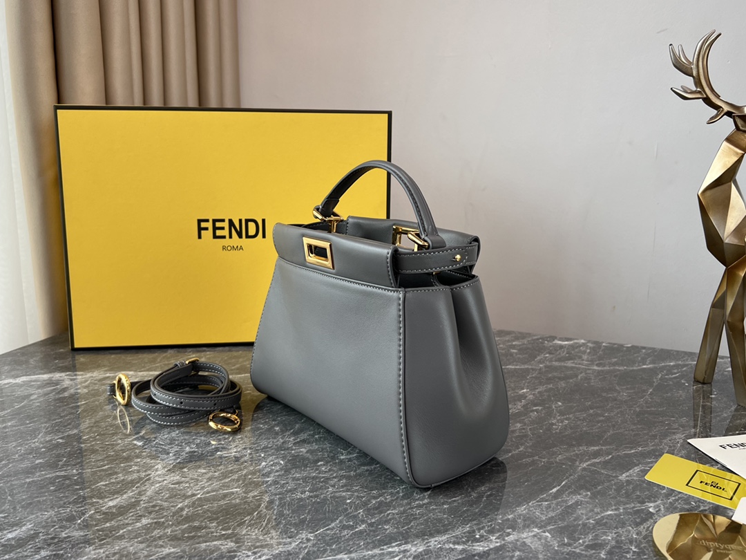 灰色FENDIPEEKABOO西班牙小羊皮手感细腻柔软设计简洁大方工艺精湛每一个小细节都能让你体会到我们