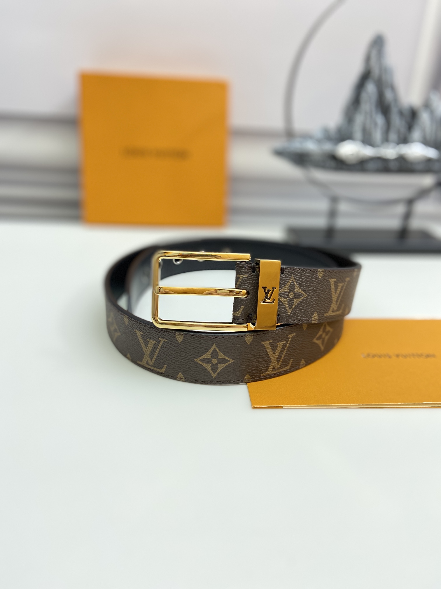 I5  Louis vuitton 路易威登 LV   皮带腰带：单面使用专柜质量、百分百头层牛皮、24k纯钢扣、送人自用首选、保证真皮 包装：请认准图片专柜包装、送打孔器 全套包装 宽度：3.5cm 长度：国标cm-cm 不可以自行裁剪长度