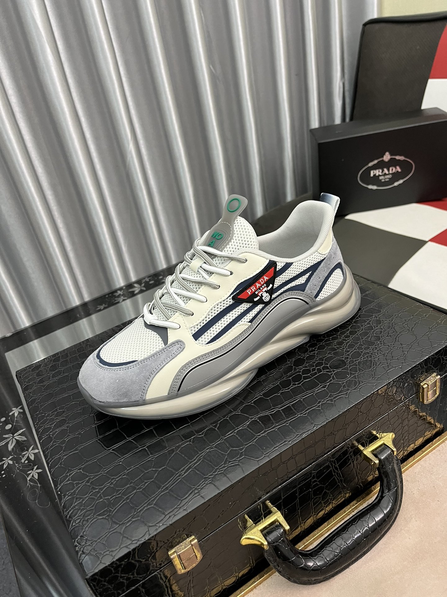 I5   Prada 普拉达———描述：最男士休闲鞋最新元素潮爆全球🇨🇳官网火爆热卖，最新休闲鞋💯原版版本大底，专柜一比一🌾面料意大利进牛皮鞋面➕真皮鞋垫☘️原版防滑大底，透气舒适———