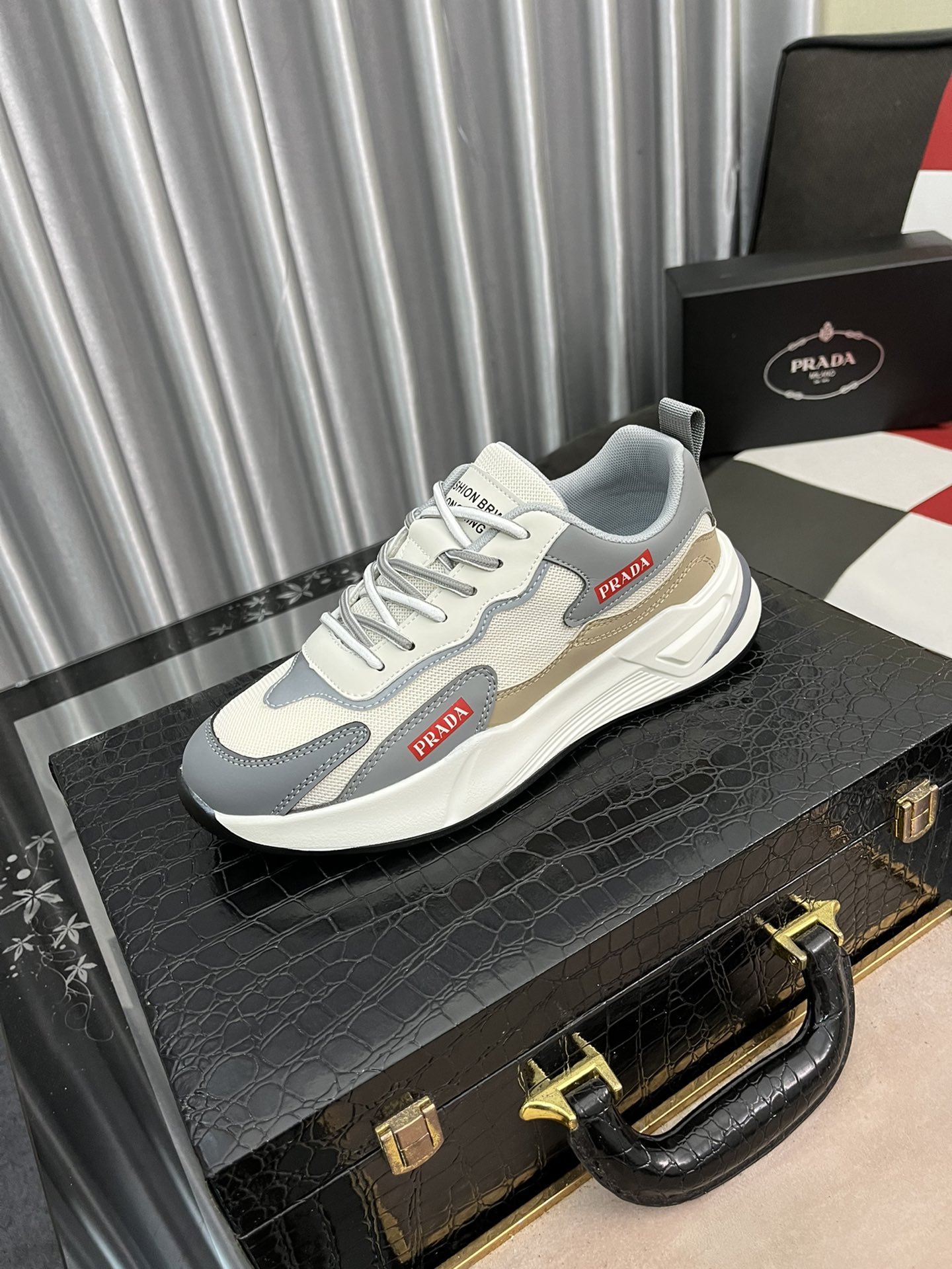 I5  普拉达🎤 🎤休闲鞋最新元素潮爆全球，2021秋季最新休闲鞋，原版版本，面料意大利进口牛皮➕原版防滑大底，舒适内里➕垫脚，舒适以质量说话，送人双倍面子