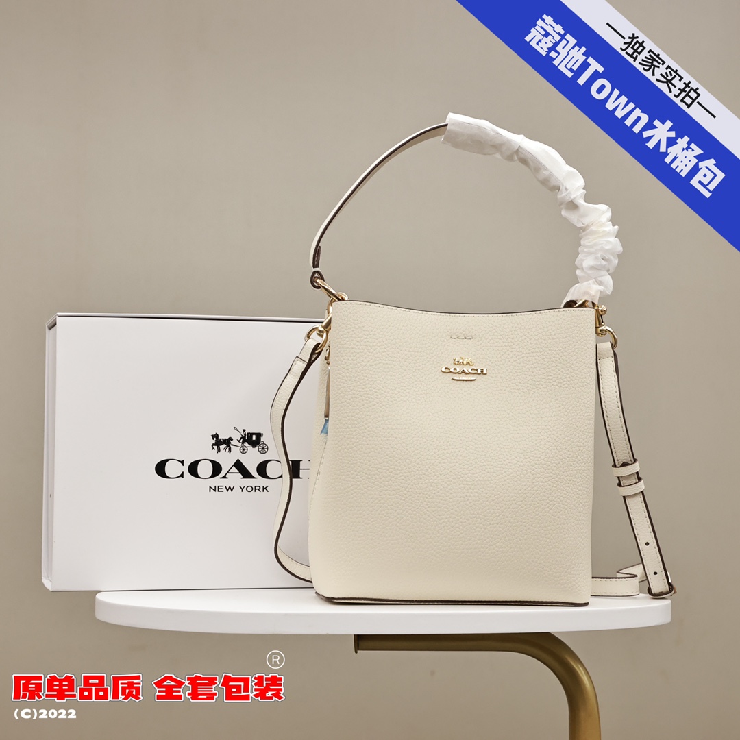 蔻驰Town水桶包💰220 原单. 轻巧能装很实用. 长短两条肩带.可手提可斜挎. 包包中间还有拉链隔层.容纳性也好.最经典的logo配色.非常大气百搭. 规格:22*20cm