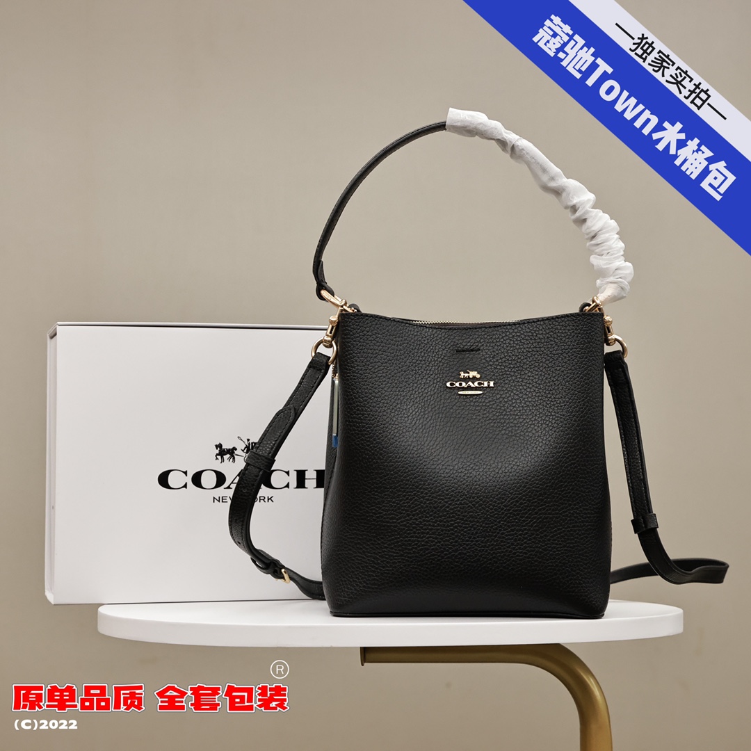 蔻驰Town水桶包💰220 原单. 轻巧能装很实用. 长短两条肩带.可手提可斜挎. 包包中间还有拉链隔层.容纳性也好.最经典的logo配色.非常大气百搭. 规格:22*20cm