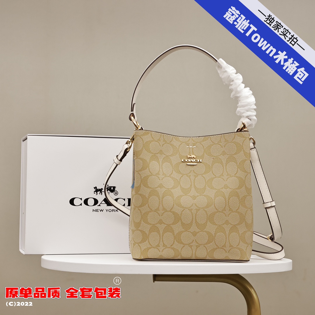 蔻驰Town水桶包💰220 原单. 轻巧能装很实用. 长短两条肩带.可手提可斜挎. 包包中间还有拉链隔层.容纳性也好.最经典的logo配色.非常大气百搭. 规格:22*20cm