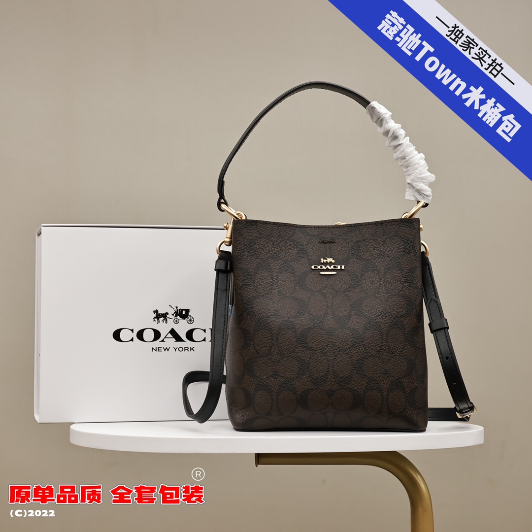 蔻驰Town水桶包💰220 原单. 轻巧能装很实用. 长短两条肩带.可手提可斜挎. 包包中间还有拉链隔层.容纳性也好.最经典的logo配色.非常大气百搭. 规格:22*20cm