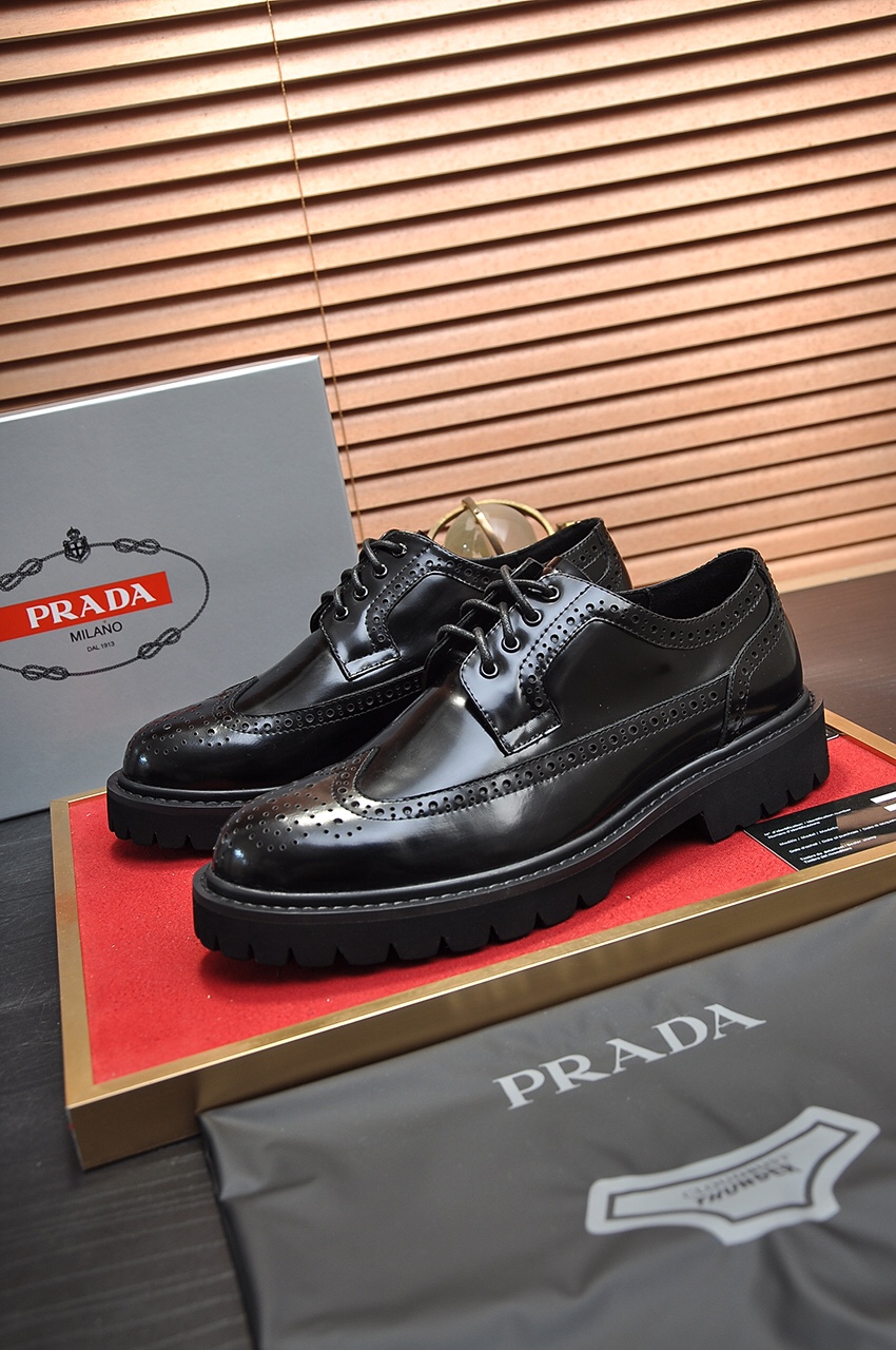 J5  普拉达全高端牛皮内里🍀最新真皮商务西装鞋官网同步上市，意大利进口 头层牛皮一比一重金打造，💥官网1:1橡胶大底。穿着百搭，高档不失档次，彩色搭配气度不凡。此款四季款，穿在脚上魅力四射尽显大牌气质。标准码38-4545定做