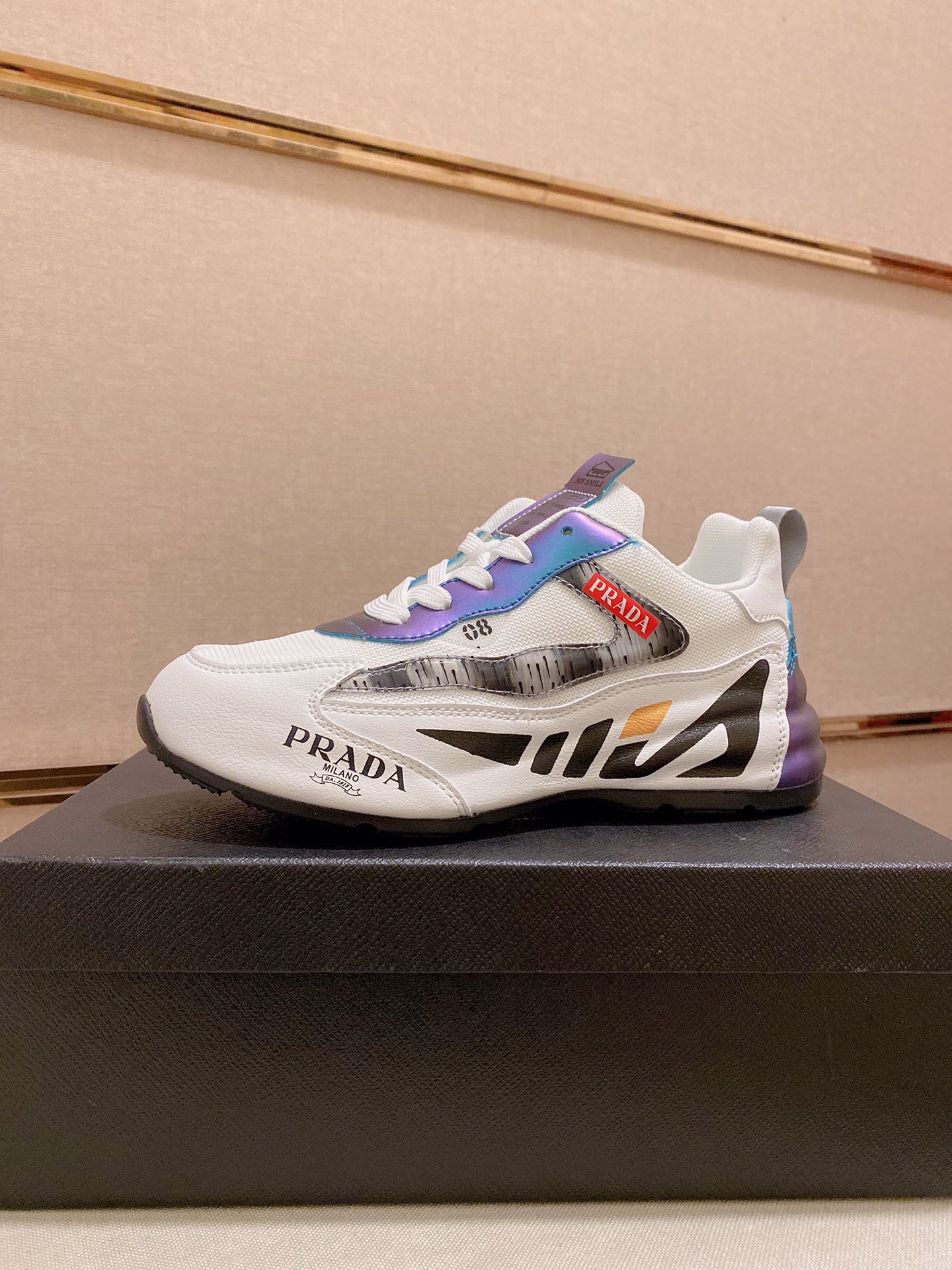 I5 普拉达官网最🎁🎁休闲时尚男鞋👟，爆款💥版型简洁大气，潮男专属.独有的官网最新品牌元素元素👑古奇原版装饰，时尚又大方，面料原版牛皮✅透气内里，官网指定耐磨休闲大底，专柜经典款实物拍摄🎬38-44