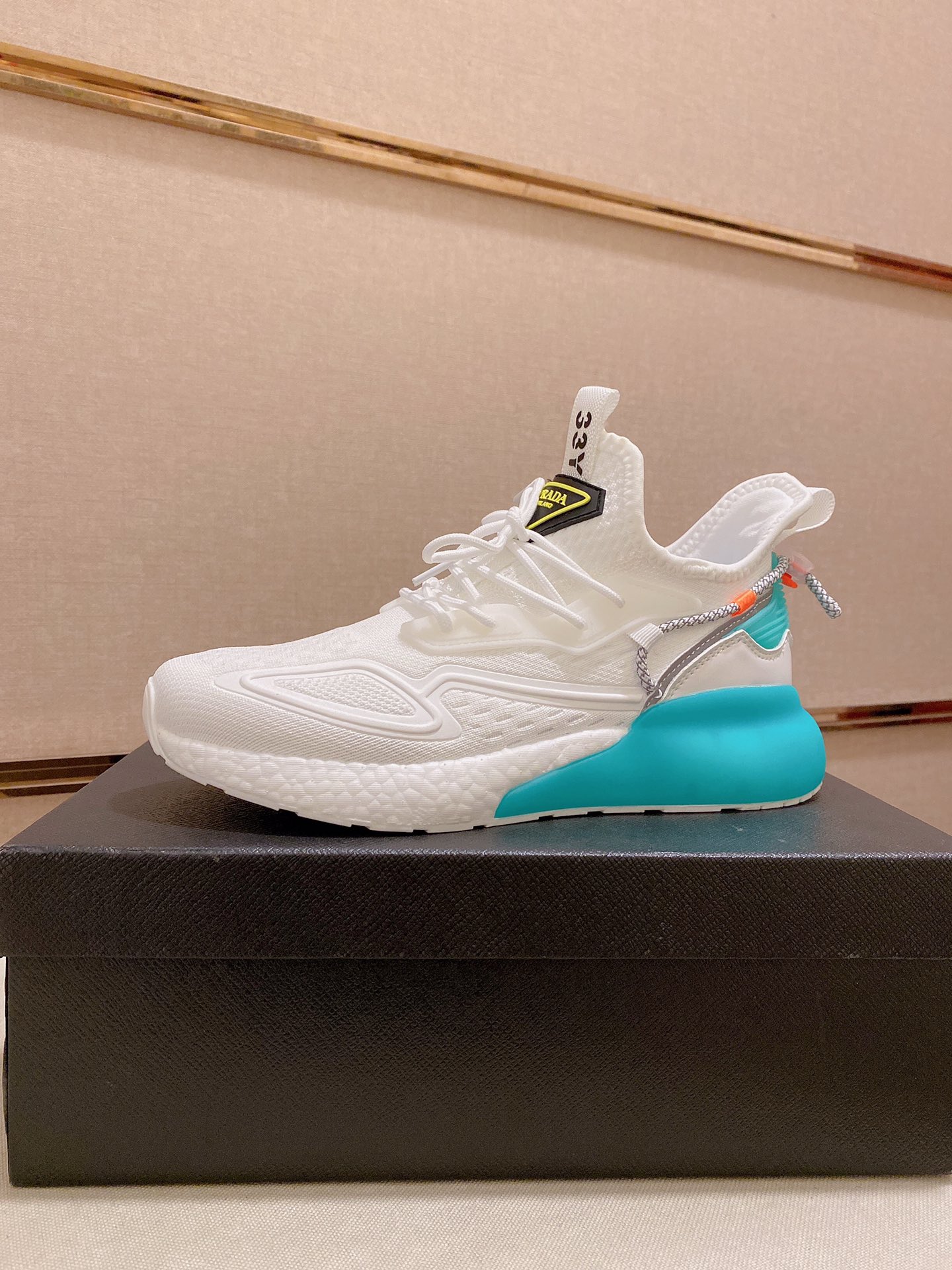 I5 普拉达官网最🎁🎁休闲时尚男鞋👟，爆款💥版型简洁大气，潮男专属.独有的官网最新品牌元素元素👑古奇原版装饰，时尚又大方，面料原版牛皮✅透气内里，官网指定耐磨休闲大底，专柜经典款实物拍摄🎬38-44