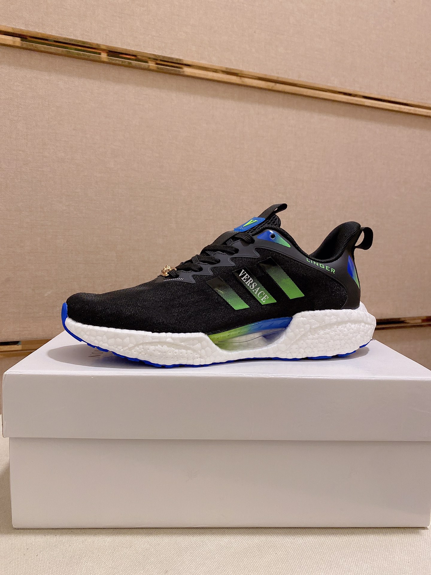 I5 Versace 范思哲👊🏻鞋面🇮🇹进口飞织面料。🇩🇪内里进口水染羊皮内里 。原版大底开模，每一位男士的身份衬托，上脚大气稳重🚶🏻🚶🏻高端定制专柜原版复刻📯不管风吹雨打鞋楦不变，经得起时间的验证🔍️，🔵