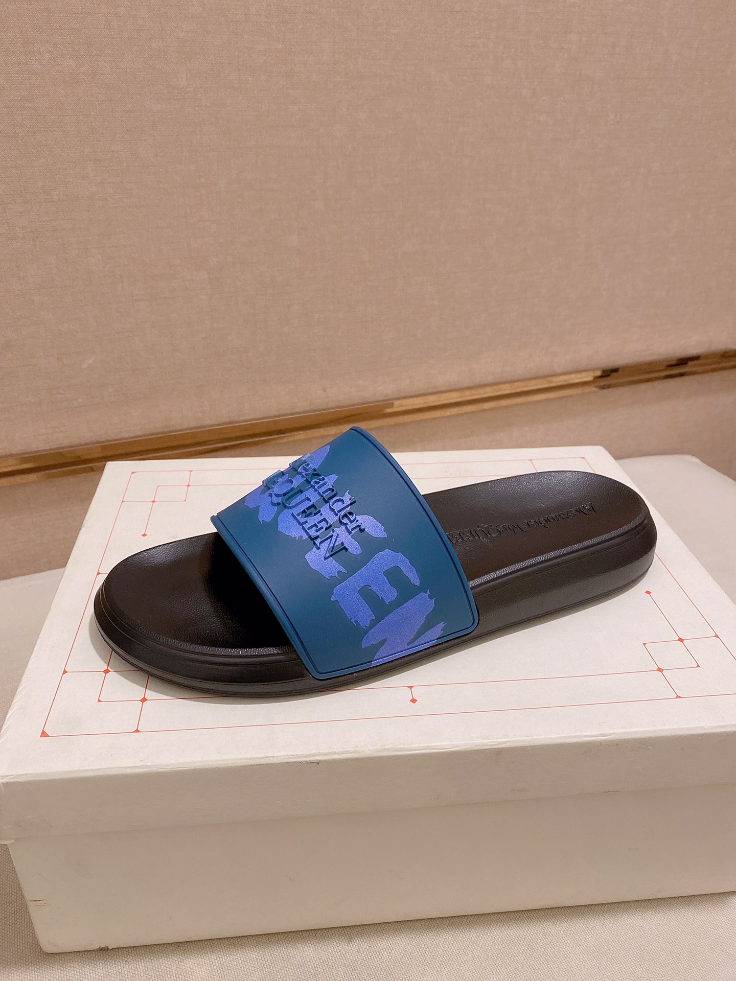 H0 Alexander McQUEEN 亚力山大• 麦昆 Alexander McQueen 拖鞋 3D图案 一如既往独家开模材质，爱不释手，正确版型，上脚绝对精彩，舒适度超级赞……🏅🏅经典＆时尚＆百搭＆大气＆优雅＆高大尚🈵明星首选，必备之一……独家开模 气质感超强 不脱层不褪色，精美全套包装，专柜红线白盒，新logo同步出货