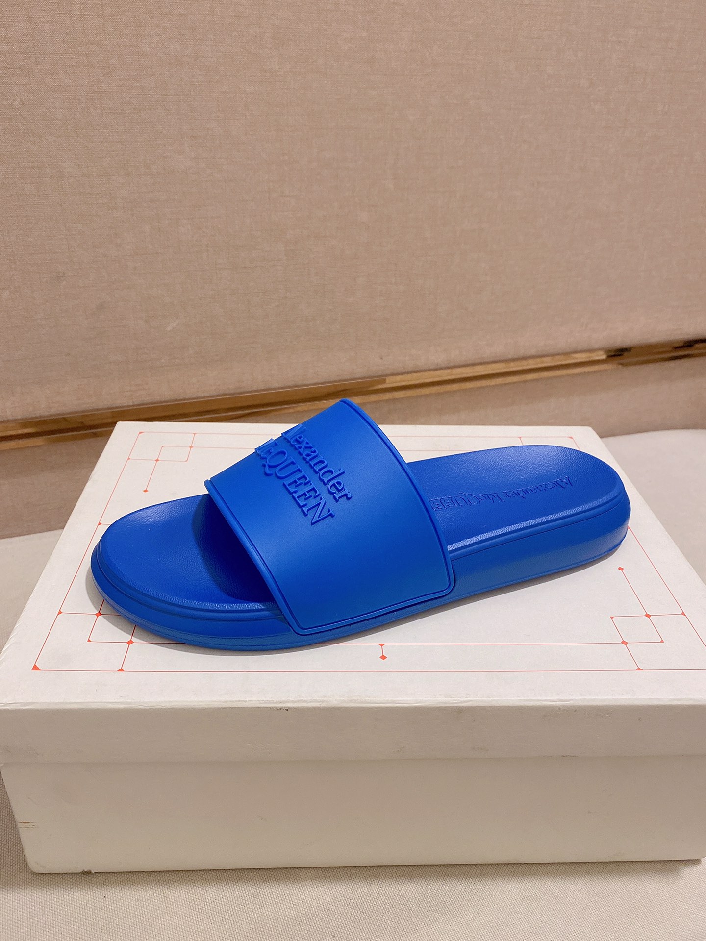 H0 Alexander McQUEEN 亚力山大• 麦昆 Alexander McQueen 拖鞋 3D图案 一如既往独家开模材质，爱不释手，正确版型，上脚绝对精彩，舒适度超级赞……🏅🏅经典＆时尚＆百搭＆大气＆优雅＆高大尚🈵明星首选，必备之一……独家开模 气质感超强 不脱层不褪色，精美全套包装，专柜红线白盒，新logo同步出货