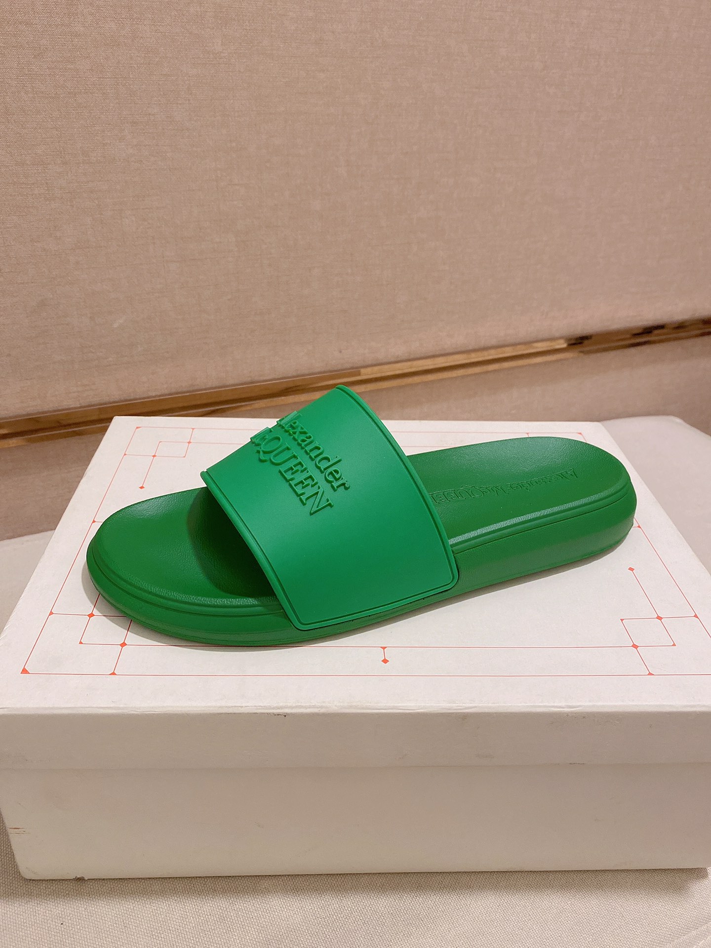 H0 Alexander McQUEEN 亚力山大• 麦昆 Alexander McQueen 拖鞋 3D图案 一如既往独家开模材质，爱不释手，正确版型，上脚绝对精彩，舒适度超级赞……🏅🏅经典＆时尚＆百搭＆大气＆优雅＆高大尚🈵明星首选，必备之一……独家开模 气质感超强 不脱层不褪色，精美全套包装，专柜红线白盒，新logo同步出货