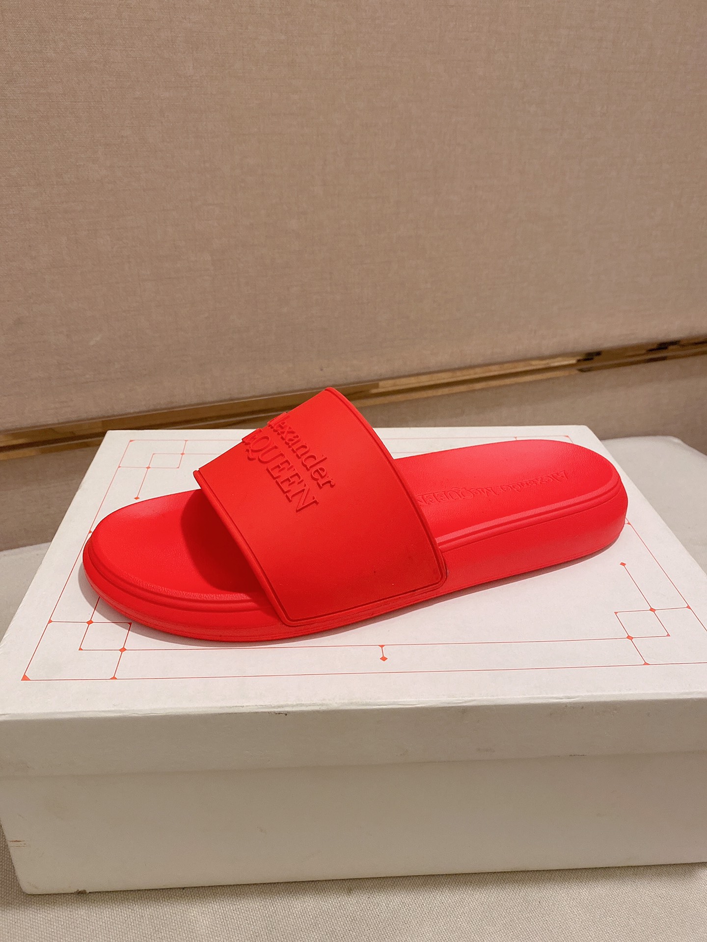 H0 Alexander McQUEEN 亚力山大• 麦昆 Alexander McQueen 拖鞋 3D图案 一如既往独家开模材质，爱不释手，正确版型，上脚绝对精彩，舒适度超级赞……🏅🏅经典＆时尚＆百搭＆大气＆优雅＆高大尚🈵明星首选，必备之一……独家开模 气质感超强 不脱层不褪色，精美全套包装，专柜红线白盒，新logo同步出货