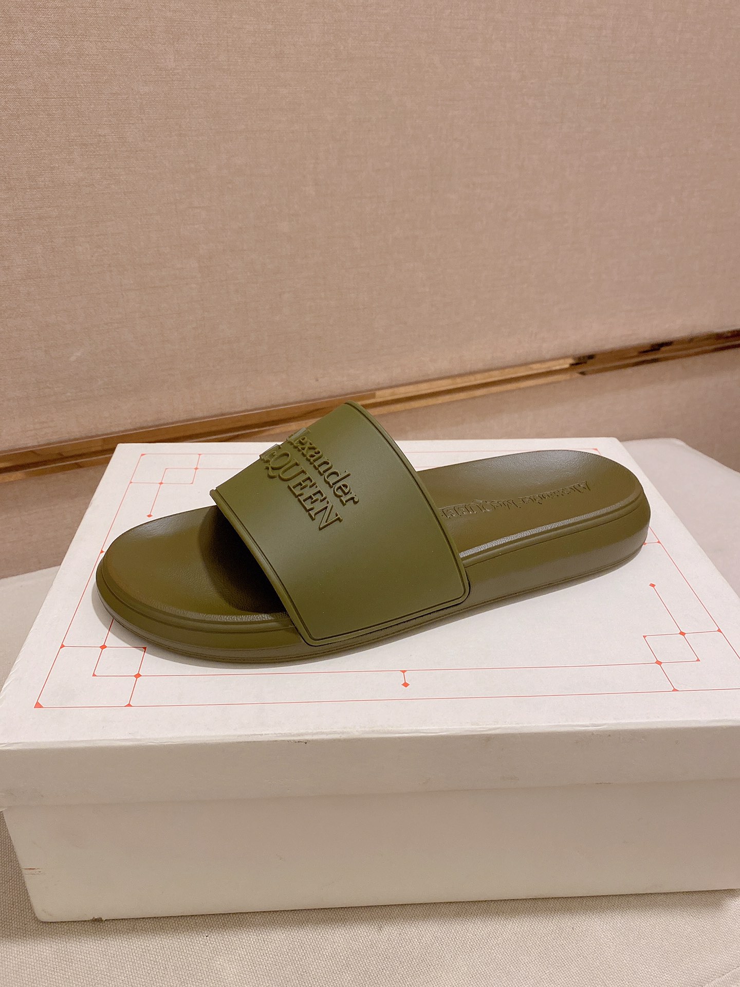 H0 Alexander McQUEEN 亚力山大• 麦昆 Alexander McQueen 拖鞋 3D图案 一如既往独家开模材质，爱不释手，正确版型，上脚绝对精彩，舒适度超级赞……🏅🏅经典＆时尚＆百搭＆大气＆优雅＆高大尚🈵明星首选，必备之一……独家开模 气质感超强 不脱层不褪色，精美全套包装，专柜红线白盒，新logo同步出货