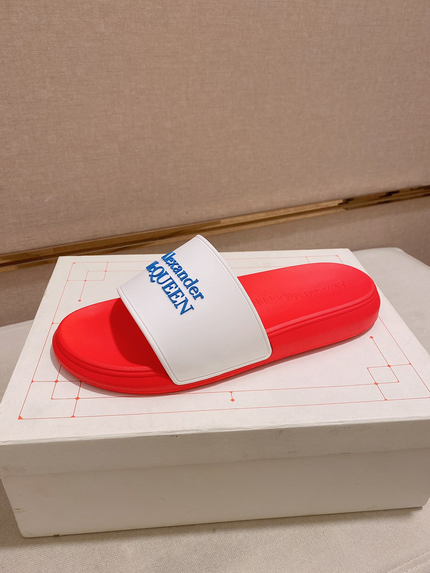 H0 Alexander McQUEEN 亚力山大• 麦昆 Alexander McQueen 拖鞋 3D图案 一如既往独家开模材质，爱不释手，正确版型，上脚绝对精彩，舒适度超级赞……🏅🏅经典＆时尚＆百搭＆大气＆优雅＆高大尚🈵明星首选，必备之一……独家开模 气质感超强 不脱层不褪色，精美全套包装，专柜红线白盒，新logo同步出货