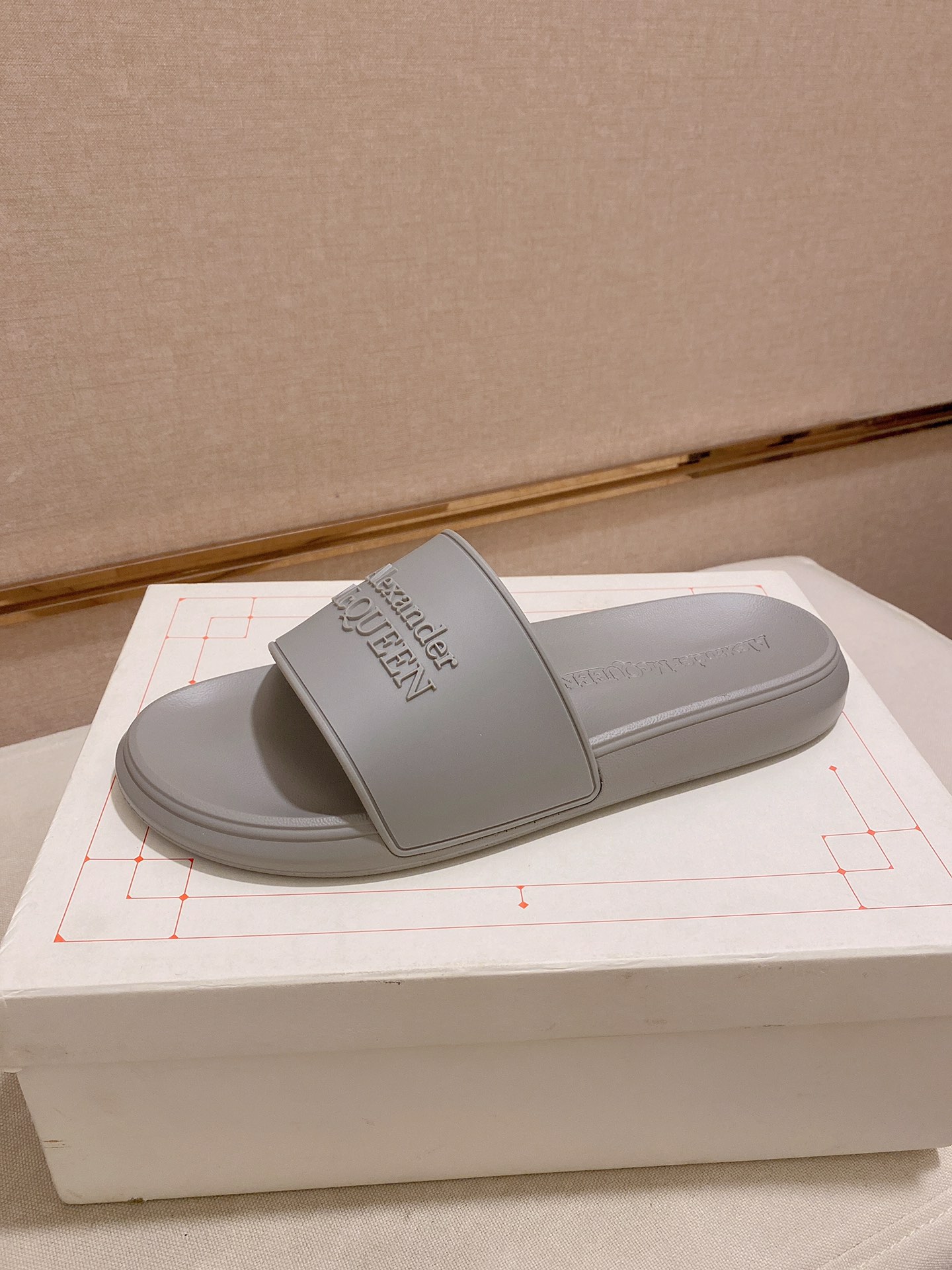 H0 Alexander McQUEEN 亚力山大• 麦昆 Alexander McQueen 拖鞋 3D图案 一如既往独家开模材质，爱不释手，正确版型，上脚绝对精彩，舒适度超级赞……🏅🏅经典＆时尚＆百搭＆大气＆优雅＆高大尚🈵明星首选，必备之一……独家开模 气质感超强 不脱层不褪色，精美全套包装，专柜红线白盒，新logo同步出货