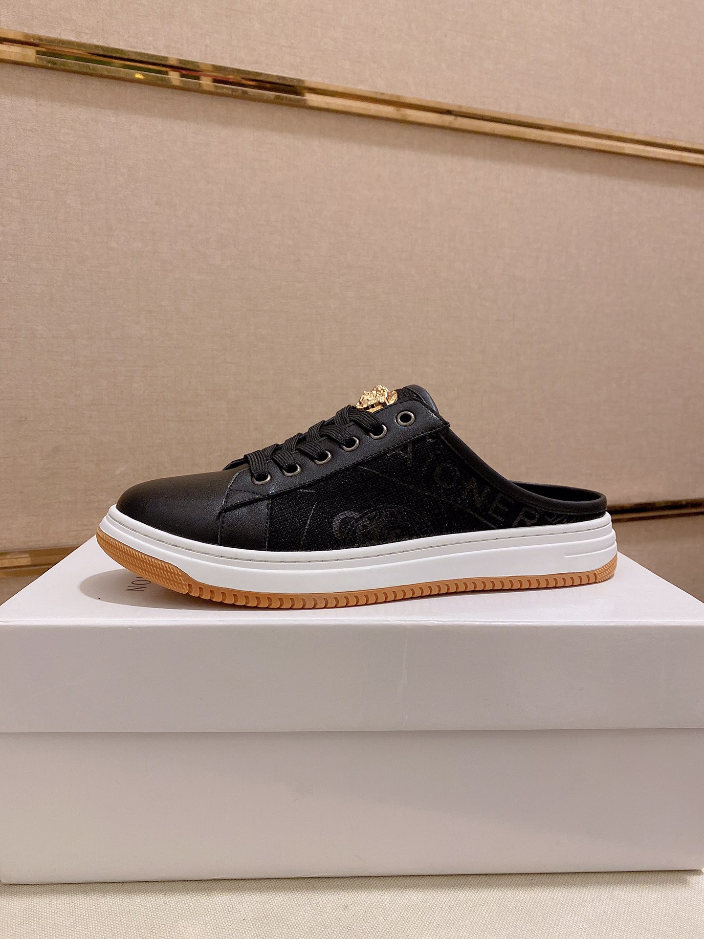 I0 2019半拖Versace 范思哲👊🏻鞋面🇮🇹进口牛皮🇩🇪内里进口水染羊皮内里 。原版大底开模，每一位男士的身份衬托，上脚大气稳重🚶🏻🚶🏻高端定制专柜原版复刻📯不管风吹雨打鞋楦不变，经得起时间的验证🔍️，🔵