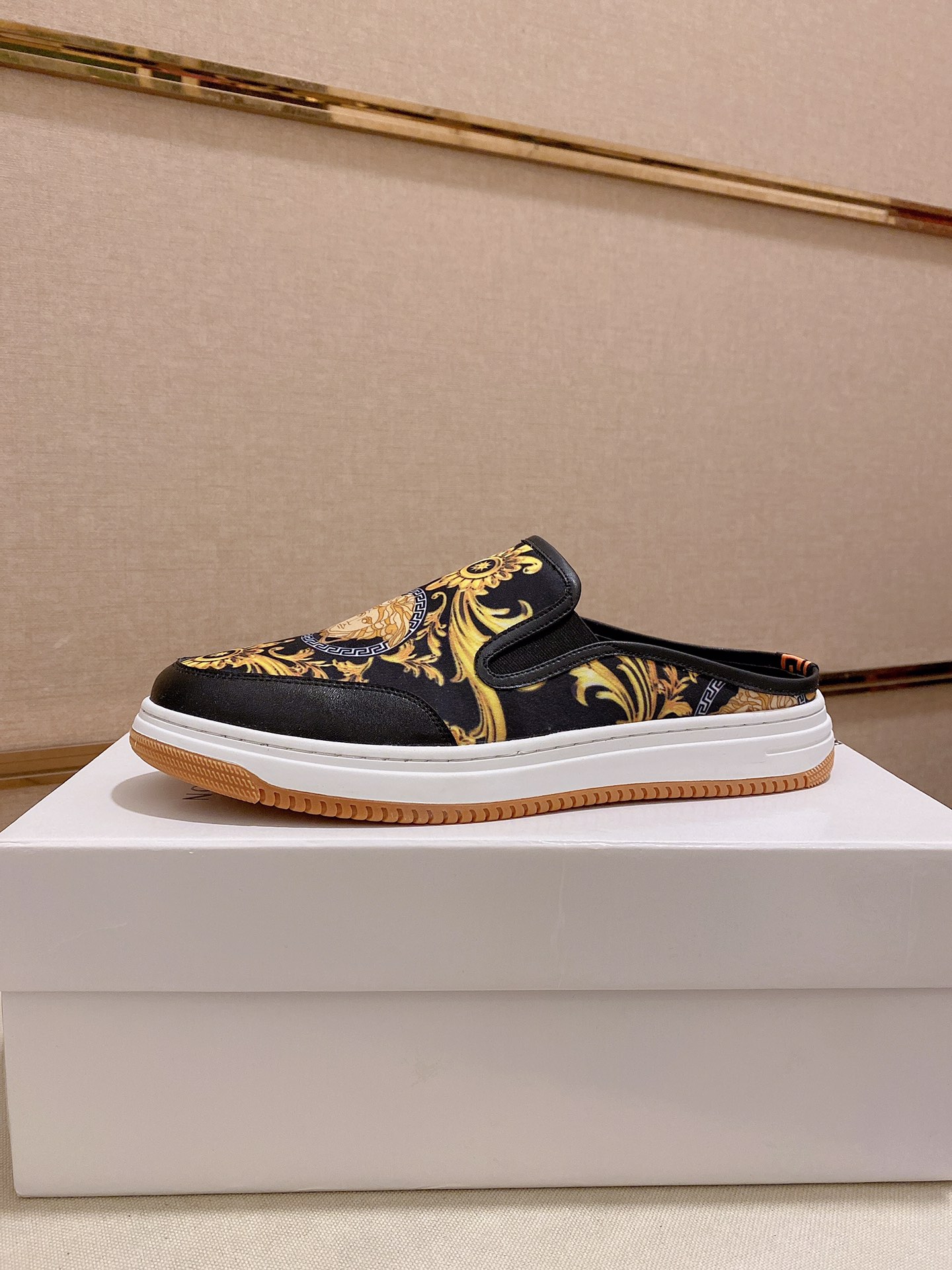 I0 2019半拖Versace 范思哲👊🏻鞋面🇮🇹进口牛皮🇩🇪内里进口水染羊皮内里 。原版大底开模，每一位男士的身份衬托，上脚大气稳重🚶🏻🚶🏻高端定制专柜原版复刻📯不管风吹雨打鞋楦不变，经得起时间的验证🔍️，🔵