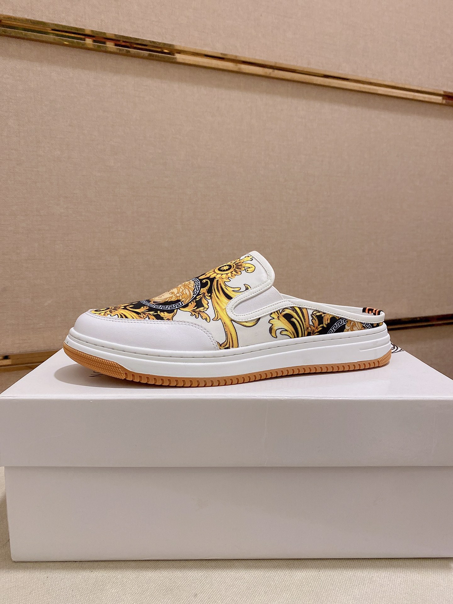 I0 2019半拖Versace 范思哲👊🏻鞋面🇮🇹进口牛皮🇩🇪内里进口水染羊皮内里 。原版大底开模，每一位男士的身份衬托，上脚大气稳重🚶🏻🚶🏻高端定制专柜原版复刻📯不管风吹雨打鞋楦不变，经得起时间的验证🔍️，🔵