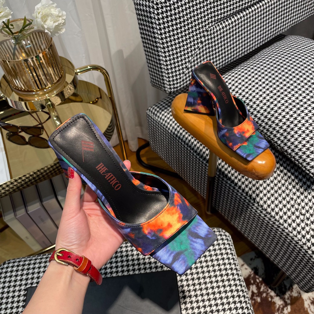 Fashionable Italian Sandals: THEEATTICO Student Collection with Bold Design and Comfort - 图片 3