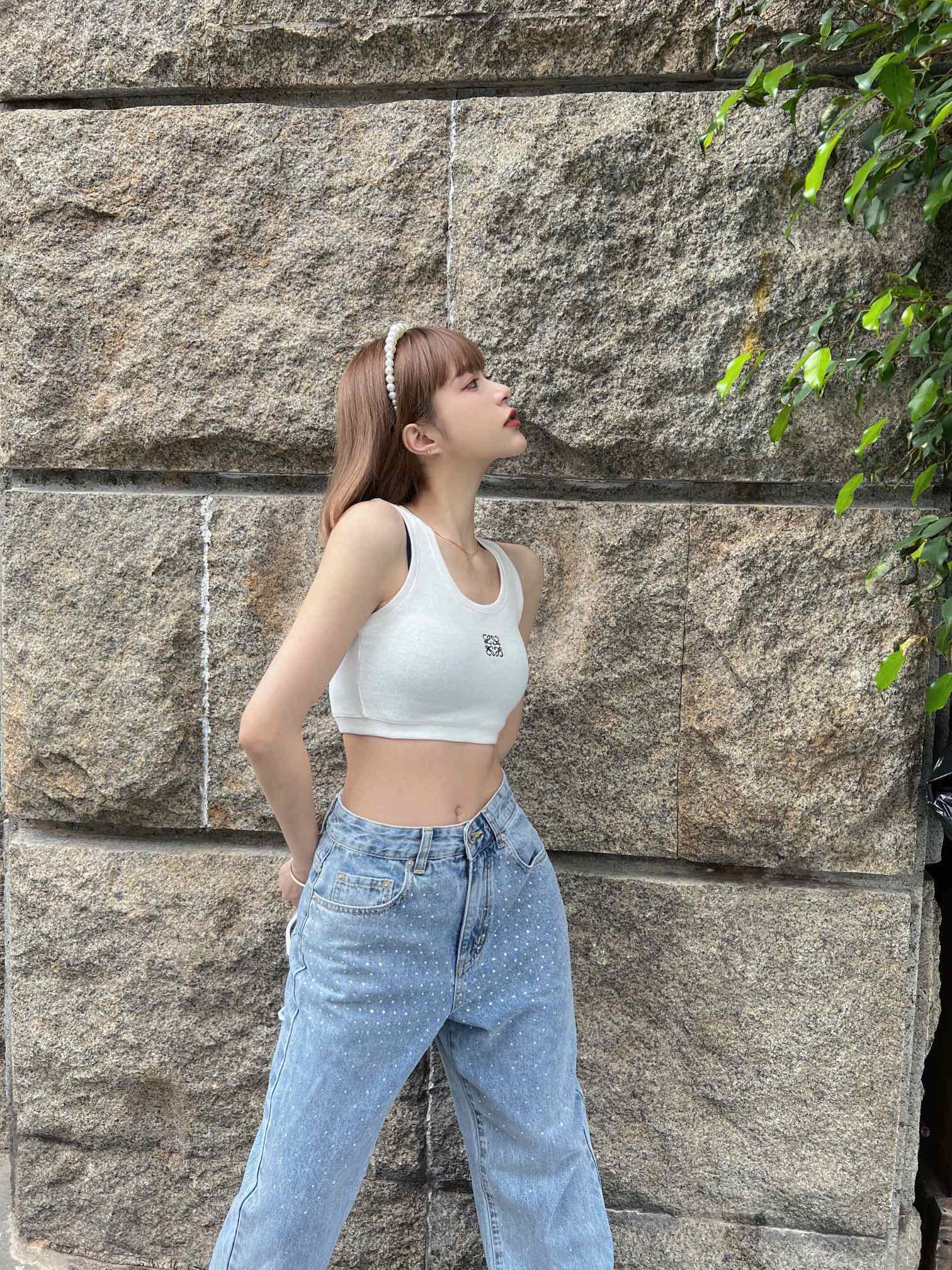 NO:325796,The upper body is clean and high-end. A delicate little logo on the chest shows the charm of the brand!  ..,alexander wang19860909上身干净显高级 胸前一个精致的小logo彰显了品牌魅力！..,,alexander wang,Women's clothing