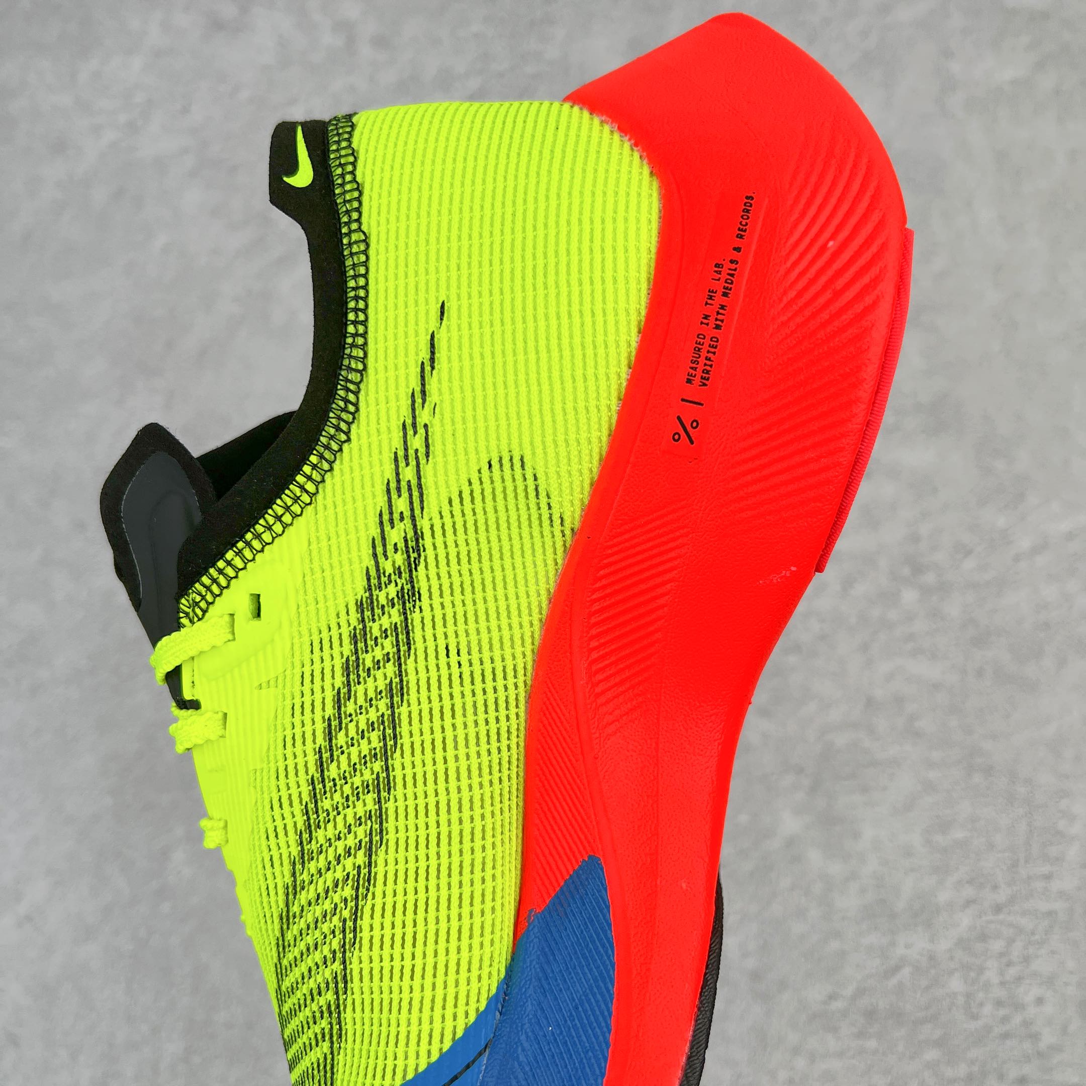 图片[7]-＃纯原福利 NK ZoomX Vaporfly Next% 马拉松二代跑鞋 细节整体升级 这款next%和上一款4%的鞋最大区的别于在鞋面面料 鞋面使用了全新 Vaporweave 科技 这种类似蝉翼的材质相比 Flyknit 更加轻薄透气 非对称的鞋带系统和泡棉护垫的加入令舒适度更高 鞋头辅以超大的 Swoosh 点缀 再配上流线型外观设计 时尚感十足 尺码：36 36.5 37.5 38 38.5 39 40 40.5 41 42 42.5 43 44 44.5 45-选品中心