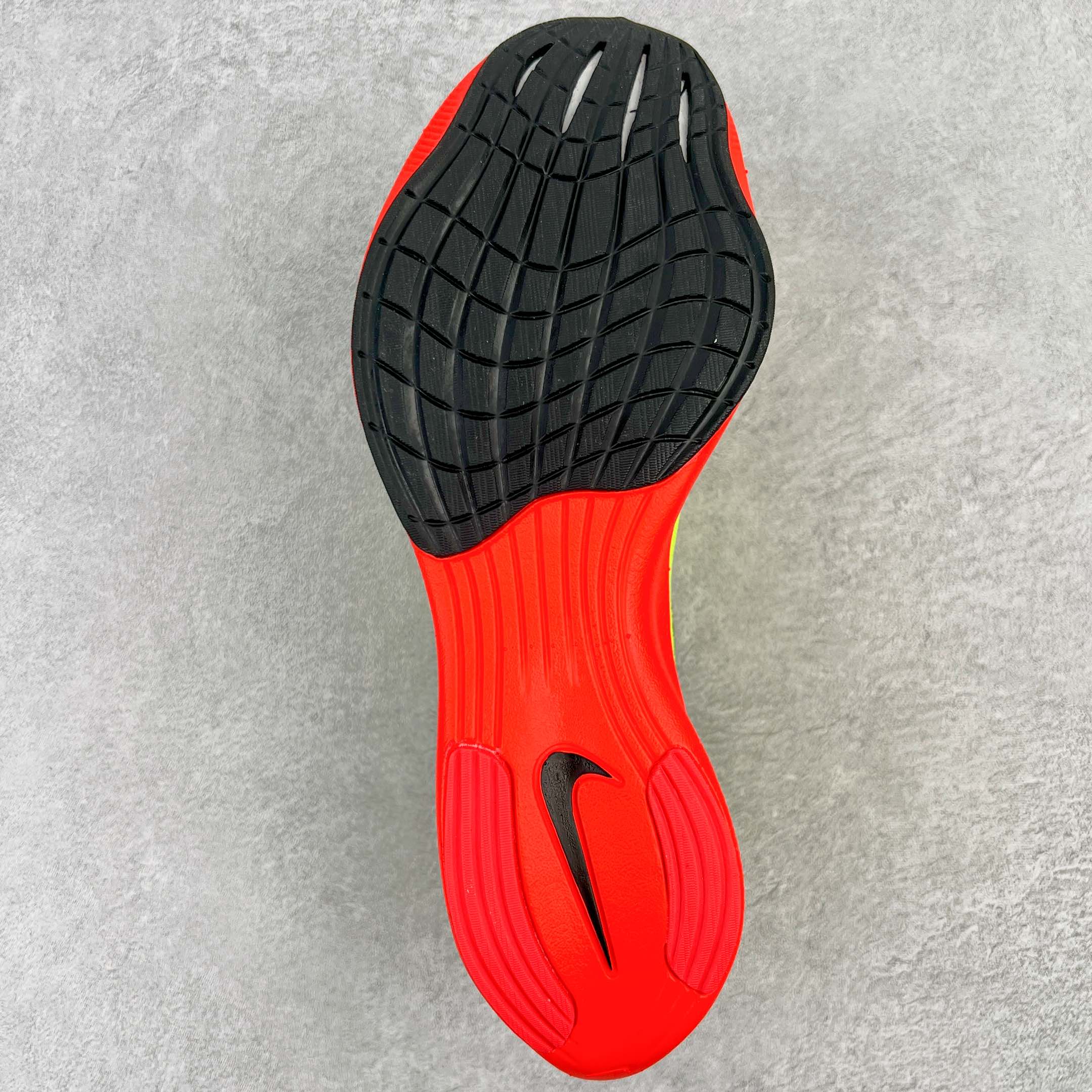 图片[9]-＃纯原福利 NK ZoomX Vaporfly Next% 马拉松二代跑鞋 细节整体升级 这款next%和上一款4%的鞋最大区的别于在鞋面面料 鞋面使用了全新 Vaporweave 科技 这种类似蝉翼的材质相比 Flyknit 更加轻薄透气 非对称的鞋带系统和泡棉护垫的加入令舒适度更高 鞋头辅以超大的 Swoosh 点缀 再配上流线型外观设计 时尚感十足 尺码：36 36.5 37.5 38 38.5 39 40 40.5 41 42 42.5 43 44 44.5 45-选品中心