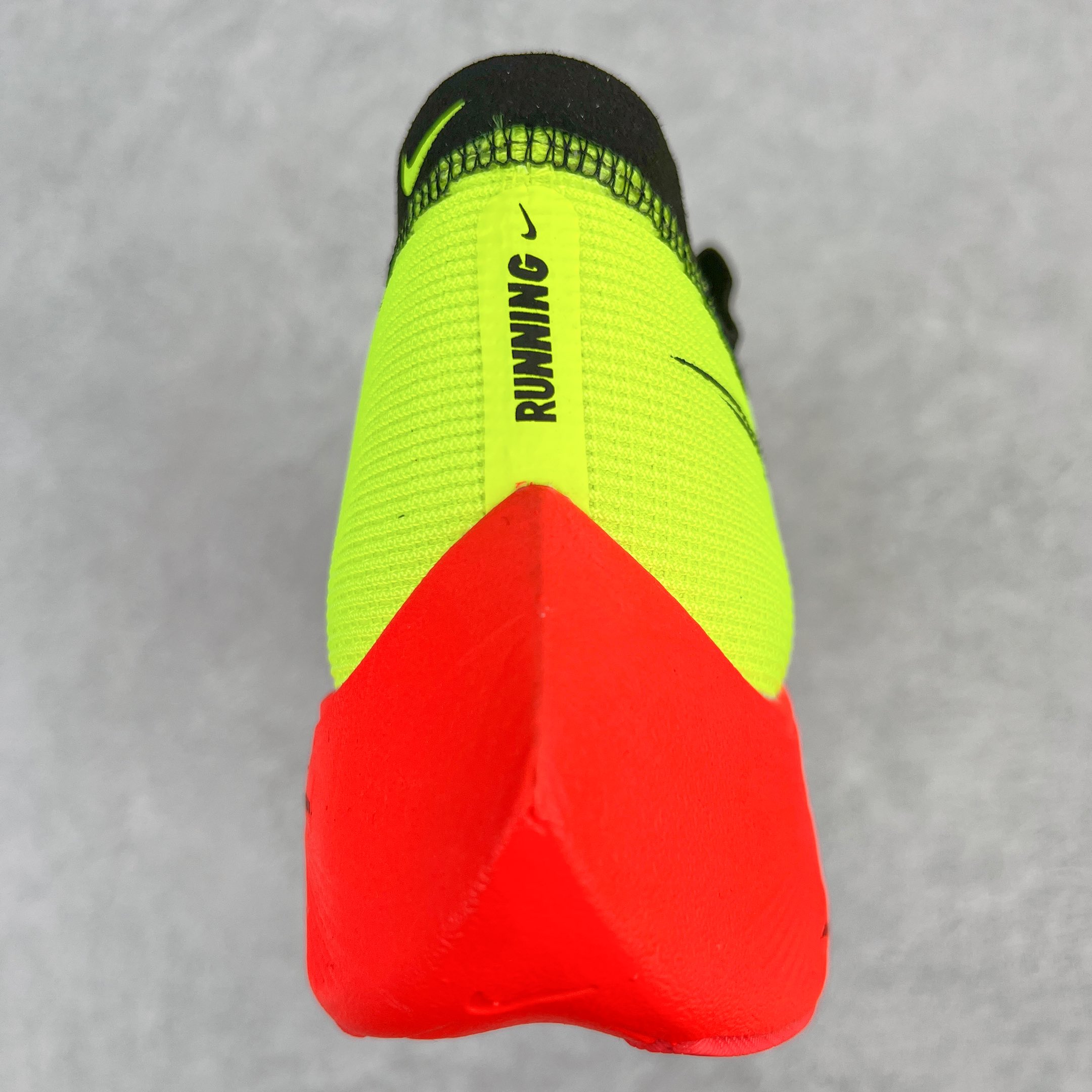 图片[8]-＃纯原福利 NK ZoomX Vaporfly Next% 马拉松二代跑鞋 细节整体升级 这款next%和上一款4%的鞋最大区的别于在鞋面面料 鞋面使用了全新 Vaporweave 科技 这种类似蝉翼的材质相比 Flyknit 更加轻薄透气 非对称的鞋带系统和泡棉护垫的加入令舒适度更高 鞋头辅以超大的 Swoosh 点缀 再配上流线型外观设计 时尚感十足 尺码：36 36.5 37.5 38 38.5 39 40 40.5 41 42 42.5 43 44 44.5 45-选品中心