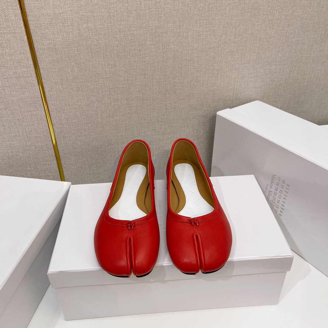 NO:694318,MaisonMargiela Martin Margiela, the classic split-toe single shoe. Half support. Comfortable on the upper foot. The fabric is made of top-grade mixed sheepskin. The inner pad is water-dyed cowhide. Size: 35-40. Outsole genuine leather sole. Comes with a full set of packaging, split-toe shoes, masion margiela, cowhide, sheepskin19860909MaisonMargiela马丁·马吉拉,金典款分趾单鞋. 半托. 上脚舒适, 面料采用顶级混种羊皮, 内里垫脚水染牛皮 码数；35-40. 大底真皮底 配全套包装,分趾鞋,masion margiela,cowhide,sheepskin,Women's Shoes