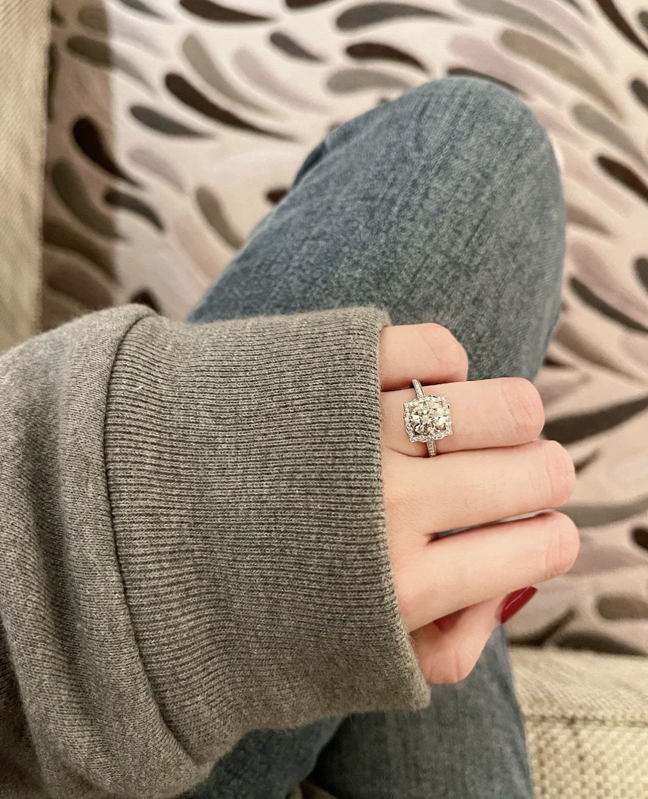 NO:633720,#square diamond ring HW Harry Winston classic diamond ring Belle series super beautiful upper body picture, ring, Cardia high-end jewelry19860909#方形镶钻戒指 HW 海瑞·温斯顿经典钻戒 Belle系列 超美上身图,,ring,卡迪亚高端饰品,Jewelry