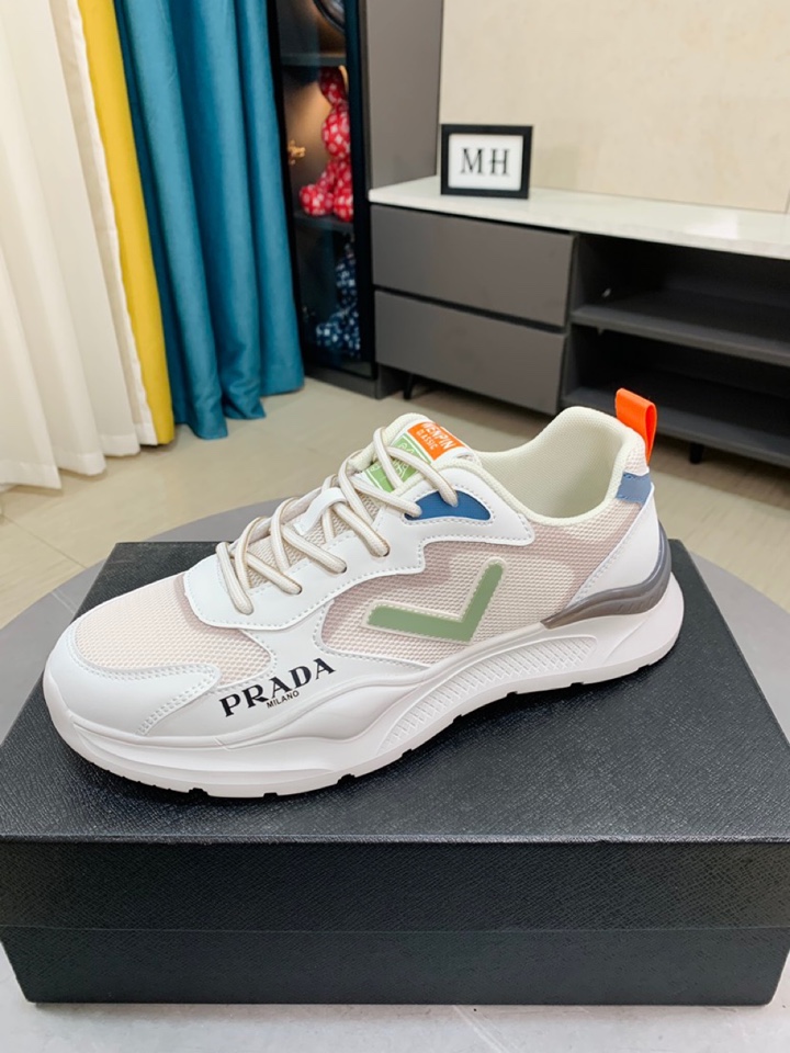 I5  普拉达 Prada  米兰展新品男鞋出炉了，官网：1制作🔺原版，续写魅力传承，创新与致敬⚫️年轻时尚的你必须拥有🎗活动垫脚无臭脚；进口油蜡皮鞋面耐磨橡胶底；适合四季穿着 ，时尚百搭。