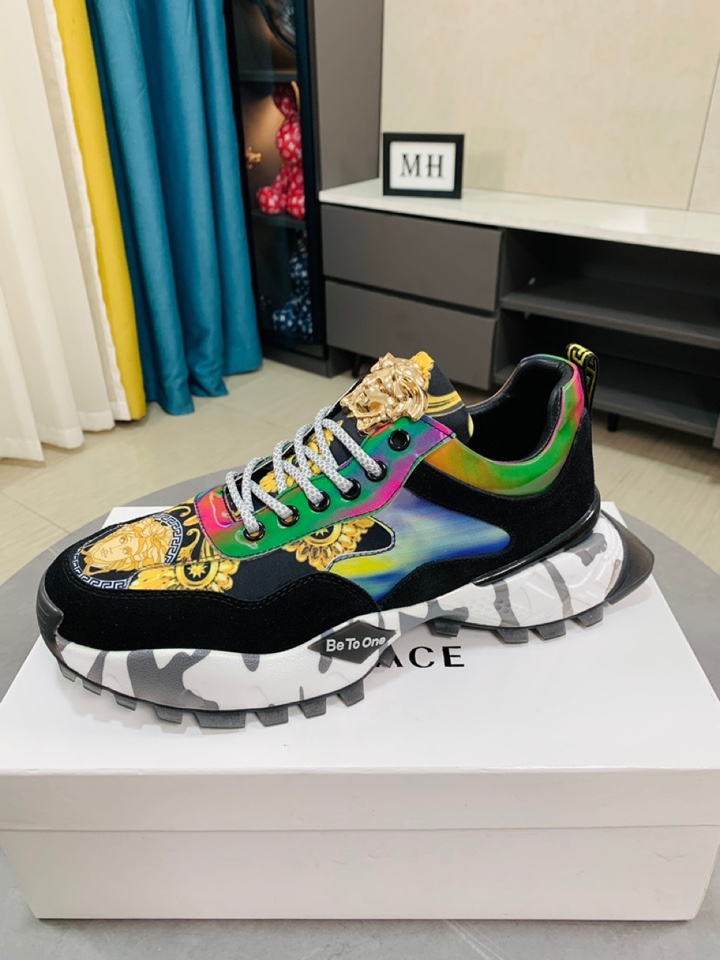 I5  Versace范思哲最精心打造，引爆全场不断创新的国际品牌 此款男士四季款休闲鞋，牛皮印花弹力布拼接鞋面➕羊皮内里➕橡胶防滑大底，透气舒适以质量说话👄