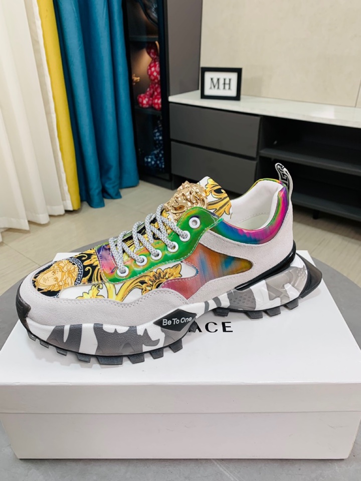 I5  Versace范思哲最精心打造，引爆全场不断创新的国际品牌 此款男士四季款休闲鞋，牛皮印花弹力布拼接鞋面➕羊皮内里➕橡胶防滑大底，透气舒适以质量说话👄