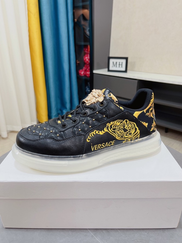 I5  Versace范思哲最精心打造，引爆全场不断创新的国际品牌 此款男士四季款休闲鞋，牛皮拼接鞋面➕羊皮内里➕橡胶防滑大底，透气舒适以质量说话👄