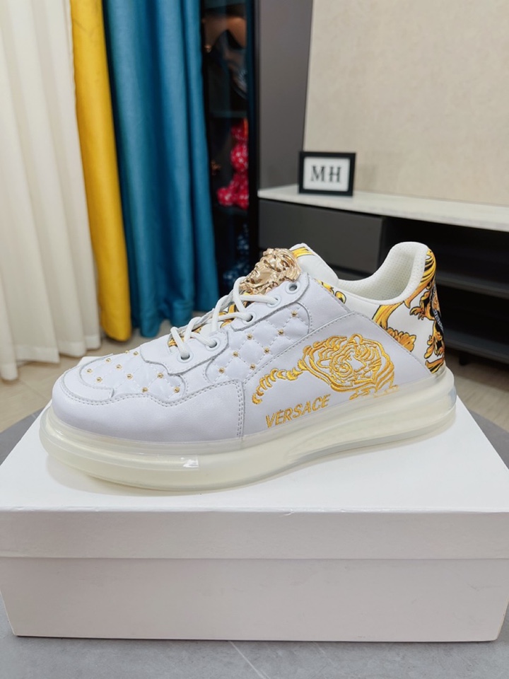 I5  Versace范思哲最精心打造，引爆全场不断创新的国际品牌 此款男士四季款休闲鞋，牛皮拼接鞋面➕羊皮内里➕橡胶防滑大底，透气舒适以质量说话👄