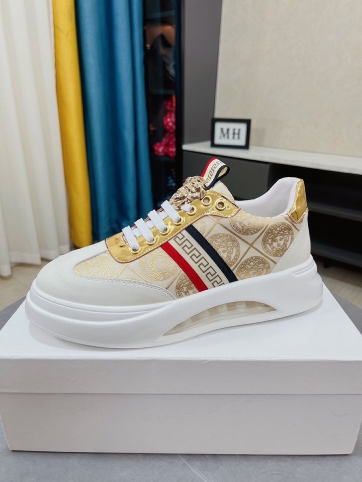 I5  Versace范思哲最精心打造，引爆全场不断创新的国际品牌 此款男士四季款休闲鞋，牛皮拼接鞋面➕羊皮内里➕橡胶防滑大底，透气舒适以质量说话👄