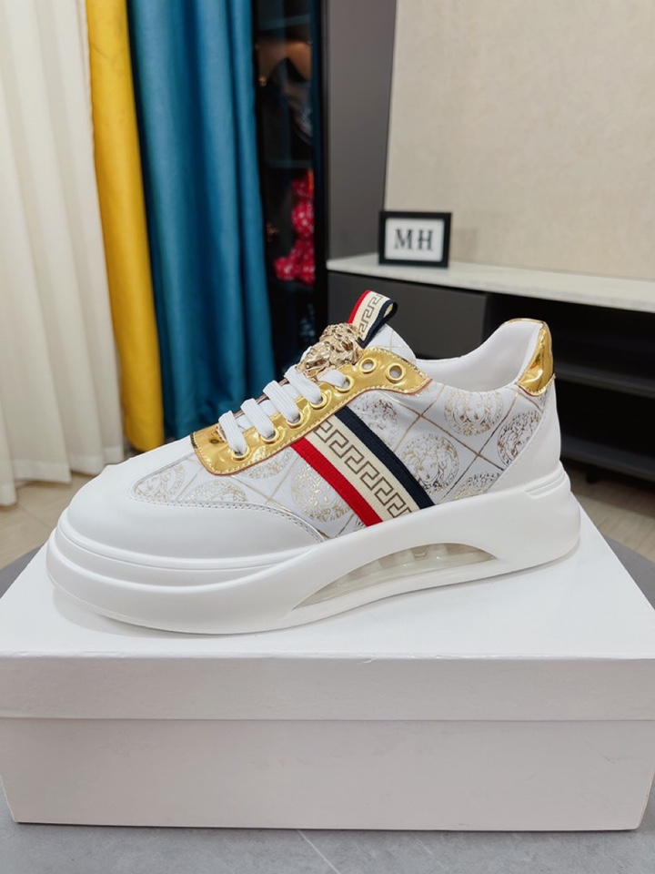 I5  Versace范思哲最精心打造，引爆全场不断创新的国际品牌 此款男士四季款休闲鞋，牛皮拼接鞋面➕羊皮内里➕橡胶防滑大底，透气舒适以质量说话👄