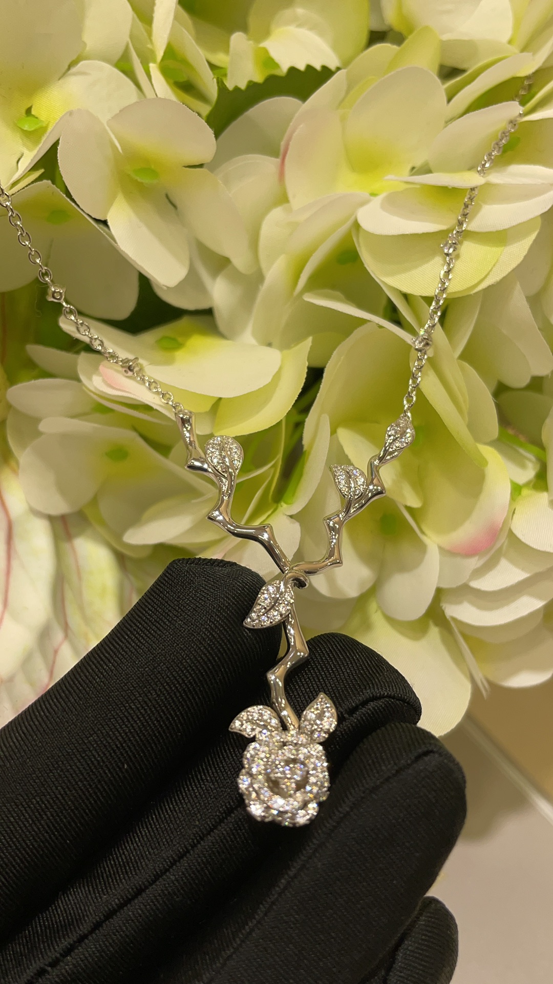 NO:631744,88380, today’s arrival is a must-have for those who know the goods and are rich and beautiful. High-end jewelry Rose Dior Bagatelle Rose Necklace. Roses are naturally synonymous with romance. Their softness carries the power of life. It highlights the elegant and classic aesthetic. It has an irresistible sense of exquisiteness and high-end. z Real gold and diamonds, exclusive custom-made silver material details, real shots. The necklace has an adjustable buckle to adjust the length, dior, necklace, Cartier high-end jewelry.1986090988380,今日到货懂货白富美必入 高级珠宝Rose Dior Bagatelle玫瑰项链 玫瑰天生就是浪漫的代名词 柔美里带着生命的力量 彰显优雅经典的审美 有一种让人无法拒绝的精致高级感 z真金真钻,独家定制银材质细节实拍 项链带调节扣可调节长度,,dior,necklace,卡迪亚高端饰品,Jewelry