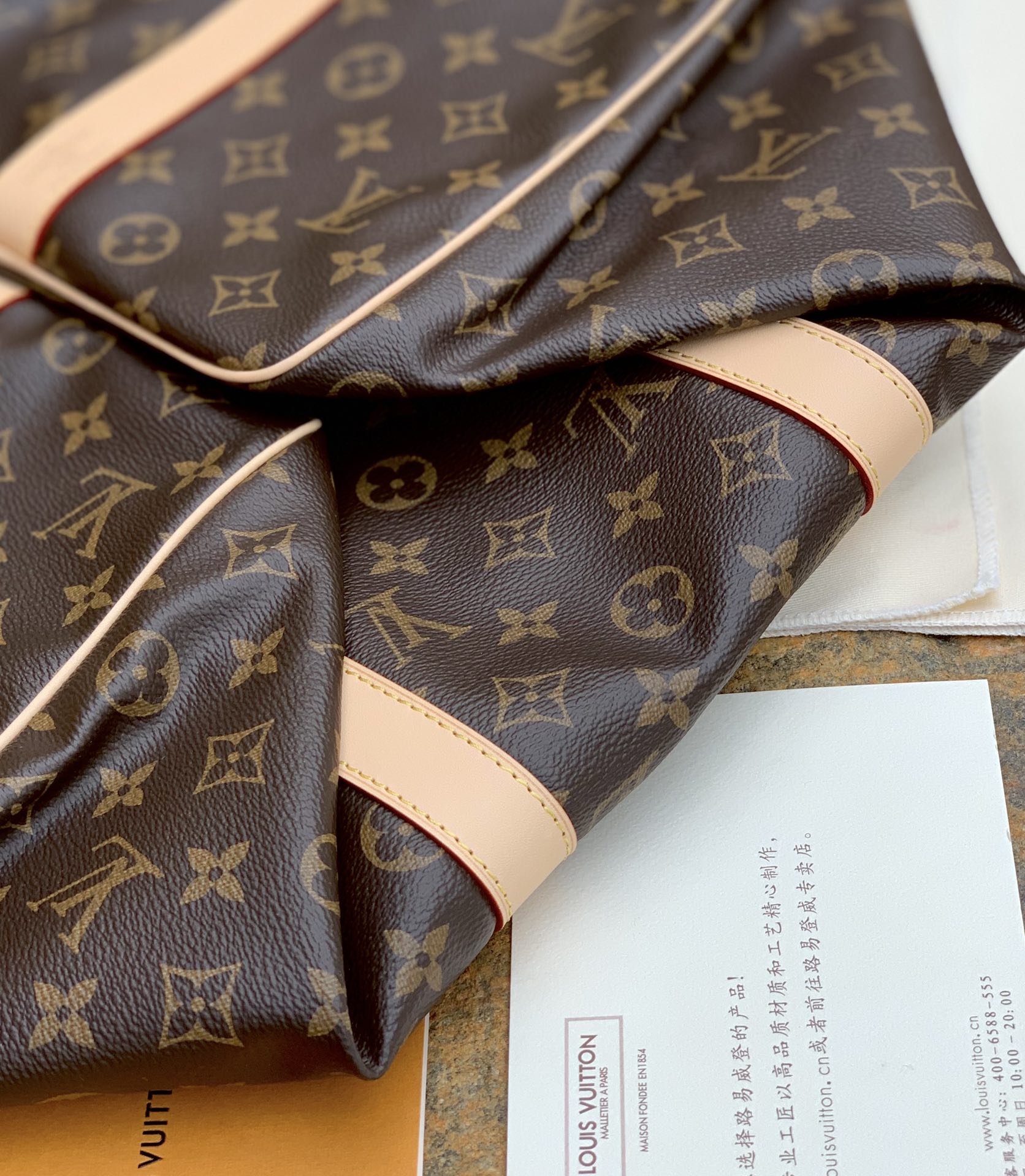 非市场普通货 进口皮料半钢五金 m41414老花尺寸55 x 31 x 26 CM原厂渠道！香港官网23