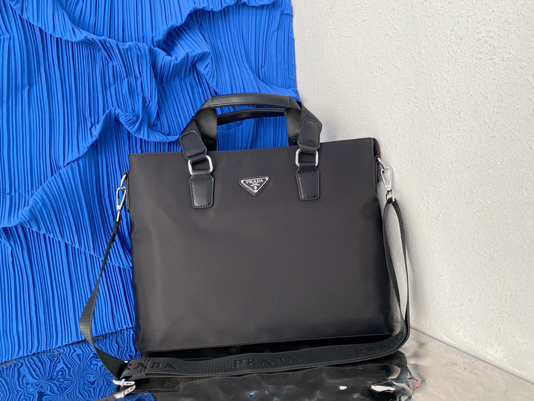 J0  普拉达 Prada  男士帆布公文包斜挎包手提包电脑包 采用精湛镶嵌细工，经典百搭 实物拍摄 原厂原版面料 高端品质 配送小票防尘袋 28 x 38 cm。