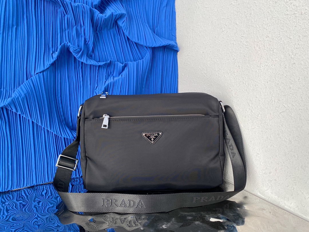 J0  普拉达 Prada  男士帆布单肩斜挎包邮差包 采用精湛镶嵌细工，经典百搭 实物拍摄 原厂原版面料 高端品质 配送小票防尘袋 21 x 34 cm。