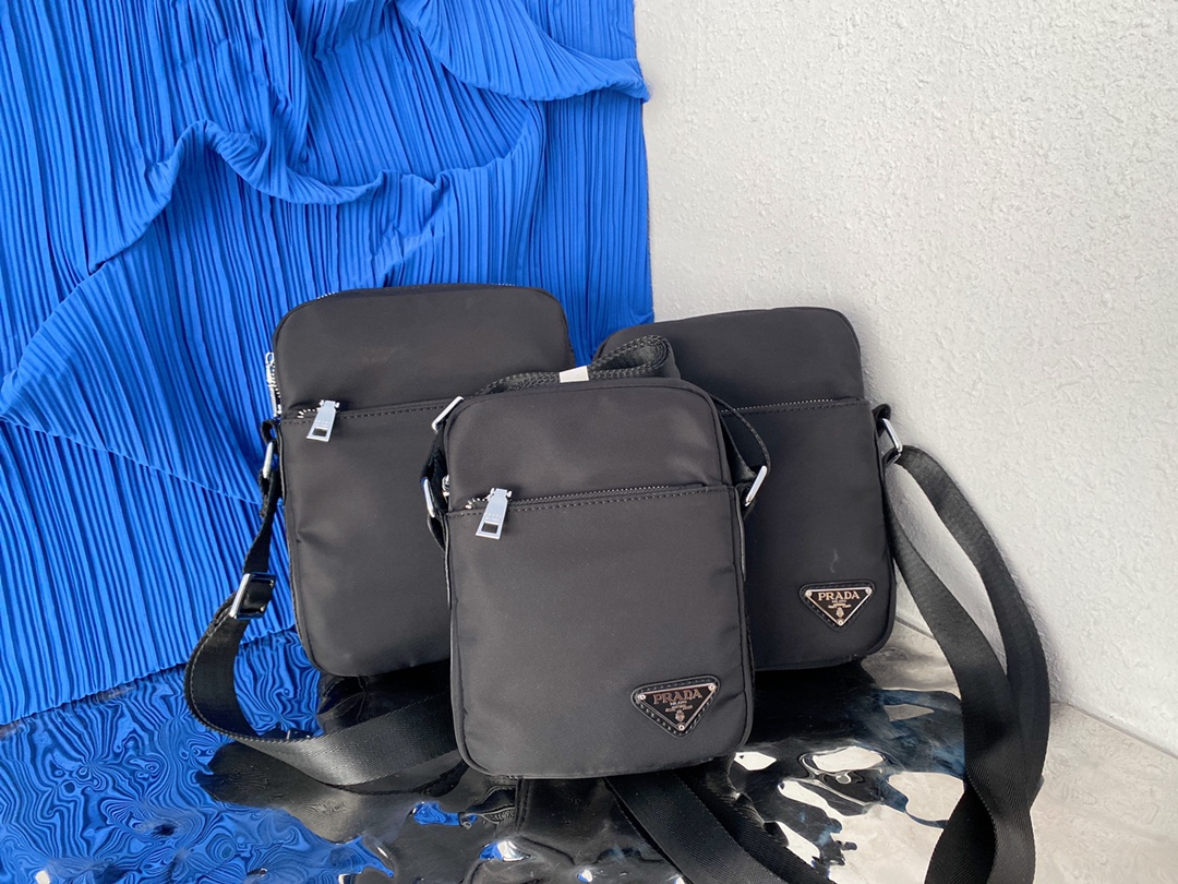 J0  普拉达 Prada  男士帆布单肩斜挎包邮差包 采用精湛镶嵌细工，经典百搭 实物拍摄 原厂原版面料 高端品质 配送小票防尘袋 24 x 19 。22 x 17。 20 x 15。