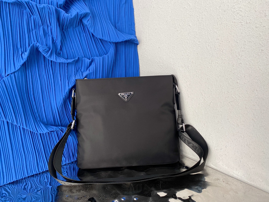 J0  普拉达 Prada  男士帆布单肩斜挎包邮差包 采用精湛镶嵌细工，经典百搭 实物拍摄 原厂原版面料 高端品质 配送小票防尘袋 26 x 30 cm。