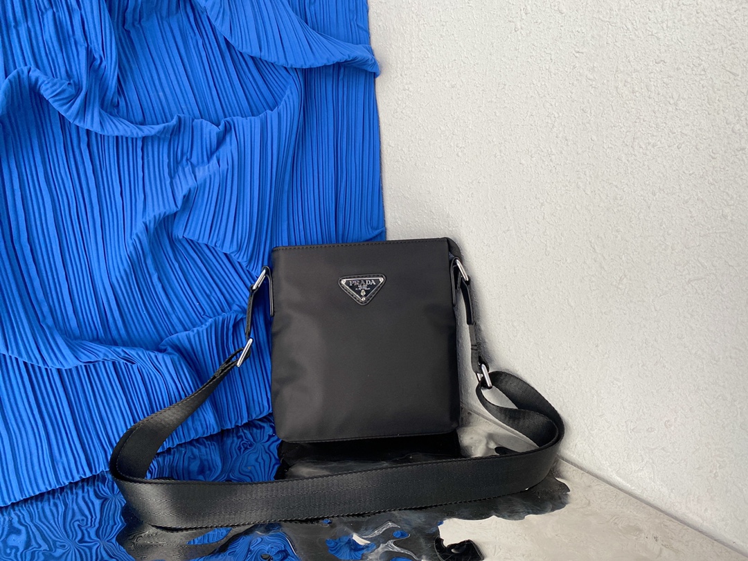 J0  普拉达 Prada  男士帆布单肩斜挎包邮差包 采用精湛镶嵌细工，经典百搭 实物拍摄 原厂原版面料 高端品质 配送小票防尘袋 20 x 18 cm。