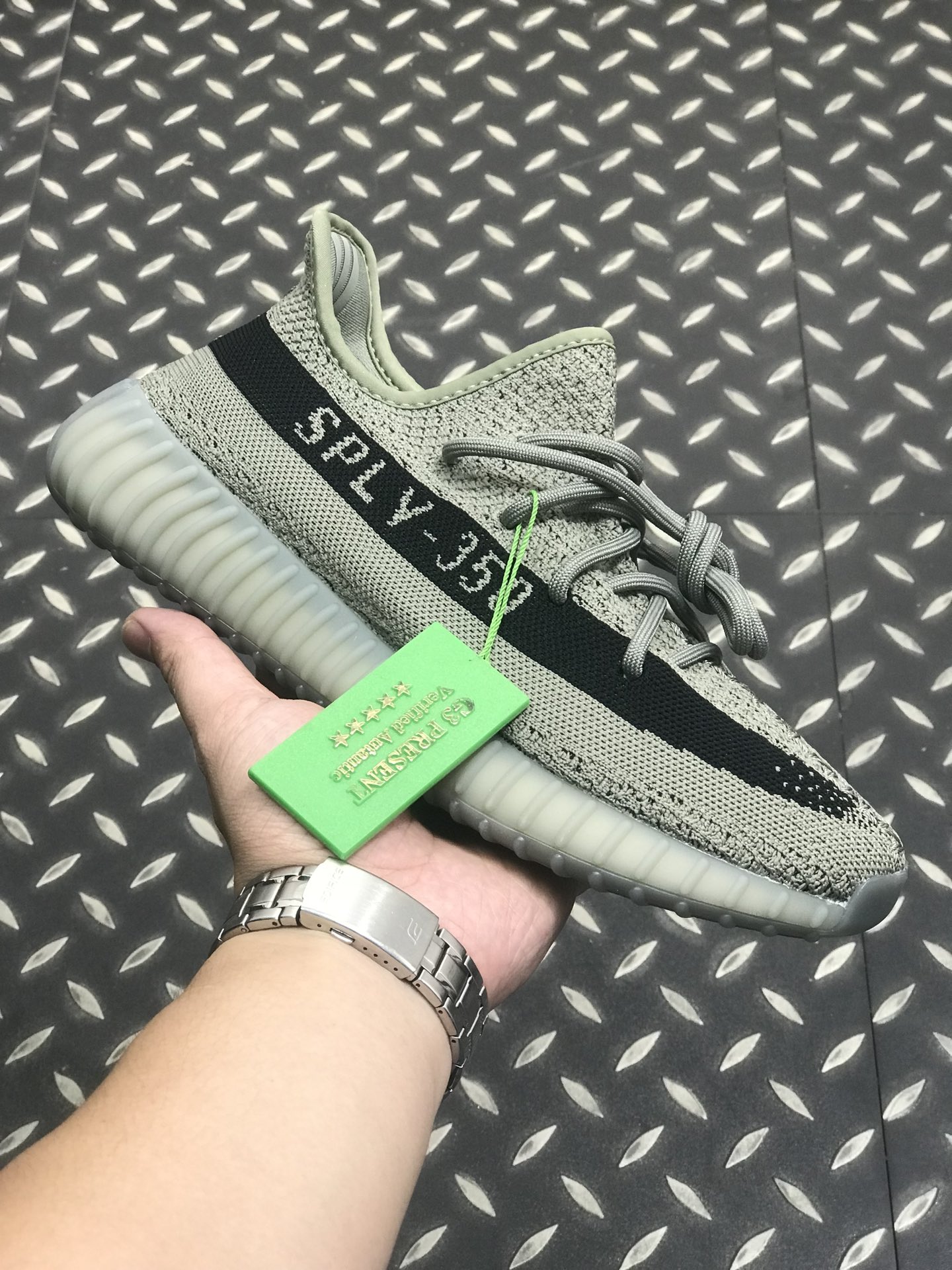 NO:620628,High version [G3 version top pure original terminal supply] adidas originals Yeezy Boost military green black model HQ2095 V2 'Reverse Oreo' wear-resistant and breathable running shoes for men and women. This Yeezy Boost V2 uses Primeknit upper, using Off-White/Beige tones with black SPLY-stripes, exuding a 'reverse Oreo' atmosphere. Translucent Boost cushioning makes the design more perfect. Size 36 36.5  37 38 39 40 40.5 41 42 42.5 43 44 44.5 45 46 47 48,,adidas,off white,versace19860909高版本【G3版顶级纯原终端供应】 adidas originals Yeezy Boost 军绿黑 型号 HQ2095 V2 'Reverse Oreo” 耐磨透气跑步鞋 男女同款 这款 Yeezy Boost V2 采用 Primeknit 鞋面,采用 Off-White/Beige 色调搭配黑色 SPLY- 条纹,散发出“反向奥利奥”的氛围.半透明的 Boost 缓冲使设计更加完美 尺码36 36.5 37 38 39 40 40.5 41 42 42.5 43 44 44.5 45 46 47 48,,adidas,off white,versace,Men's shoes