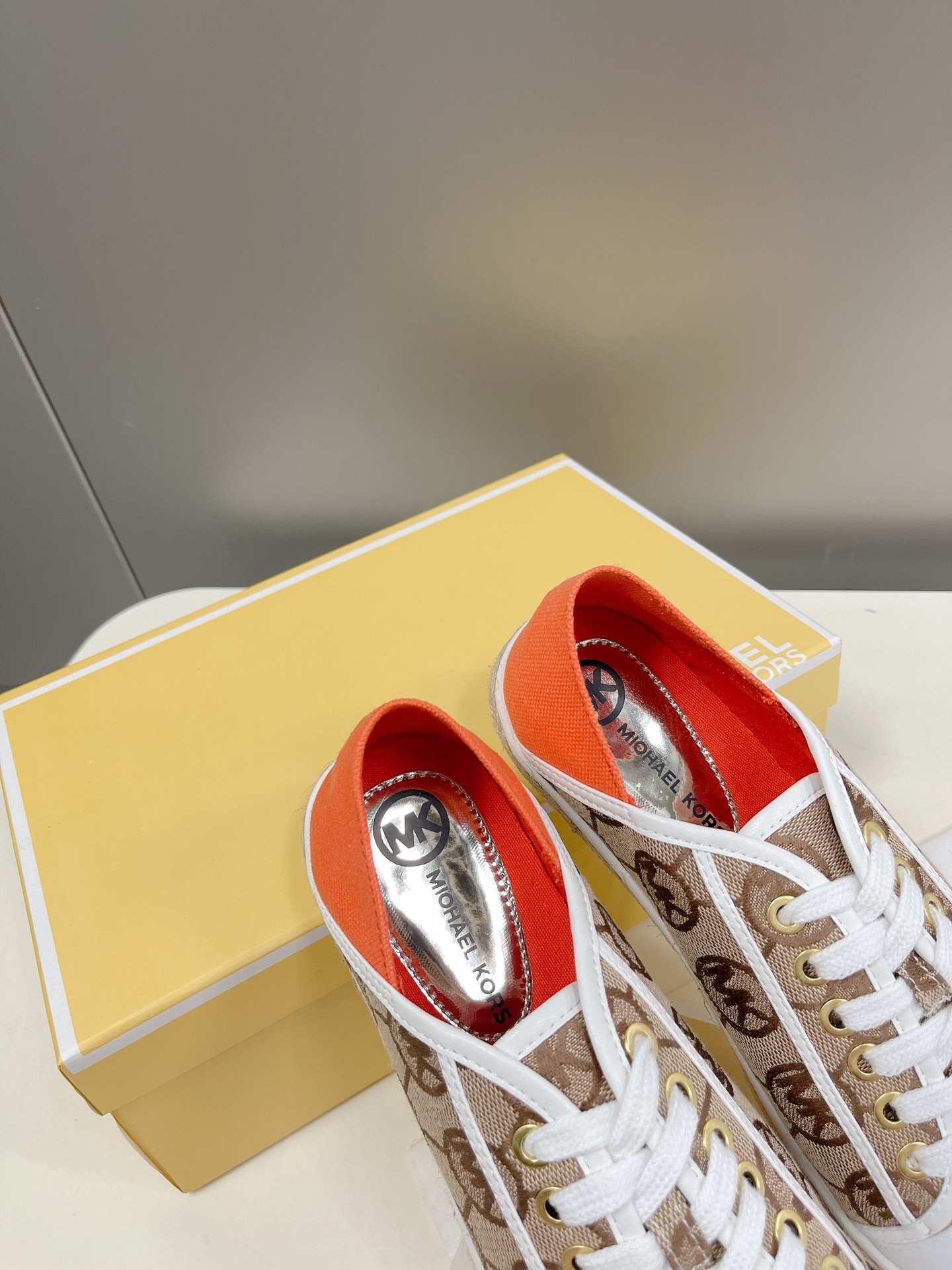 “575 Michael Kors 2022 Recreational Shoes: Net Red Grass Design with Gold Button” - 图片 7