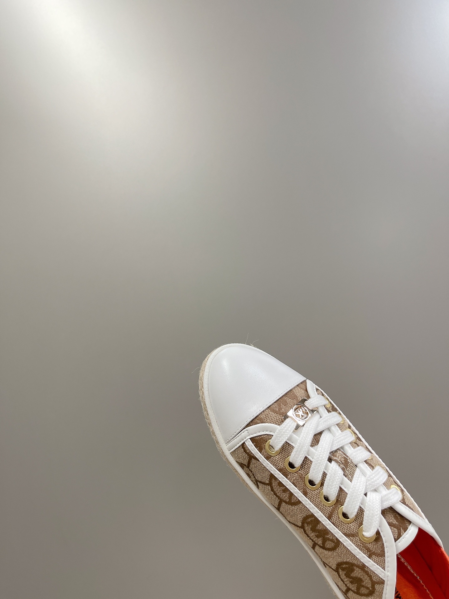 “575 Michael Kors 2022 Recreational Shoes: Net Red Grass Design with Gold Button” - 图片 6