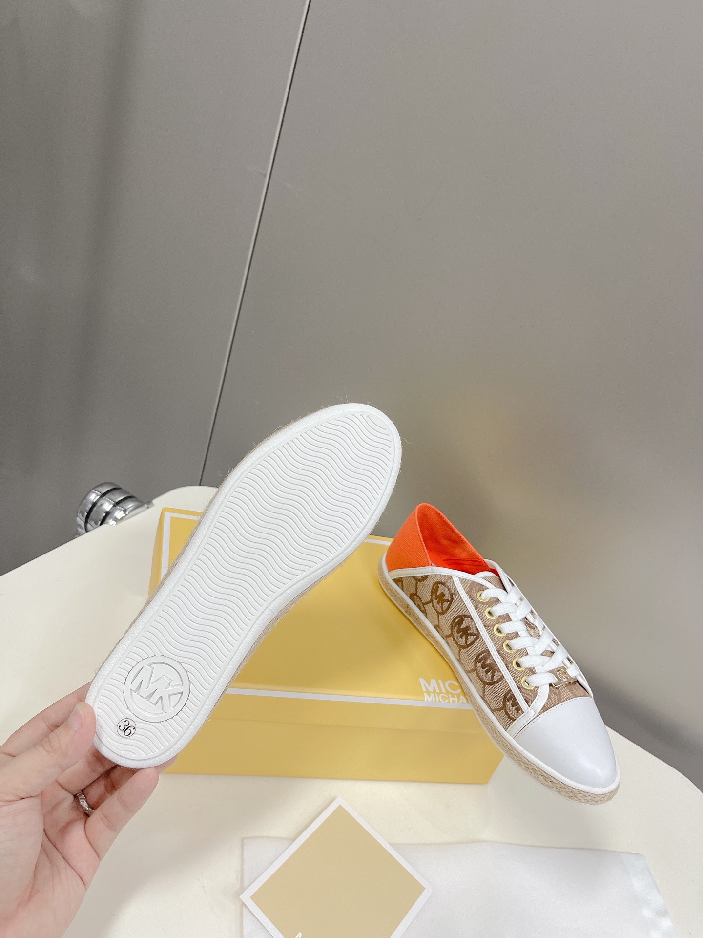 “575 Michael Kors 2022 Recreational Shoes: Net Red Grass Design with Gold Button” - 图片 8